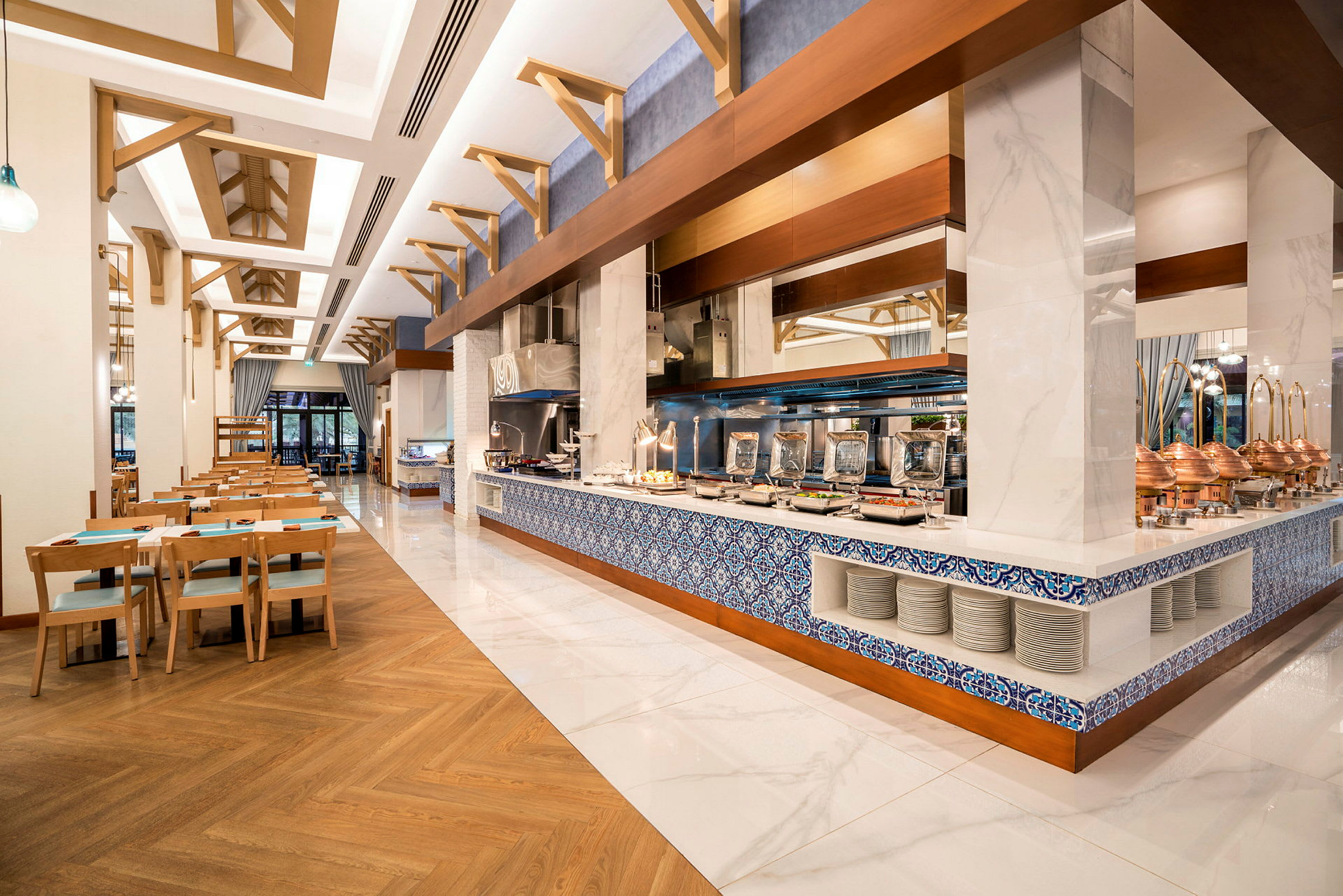 Billede af en rummelig og moderne restaurant med elegant indretning, siddepladser og buffet. (AI-genereret tekst)