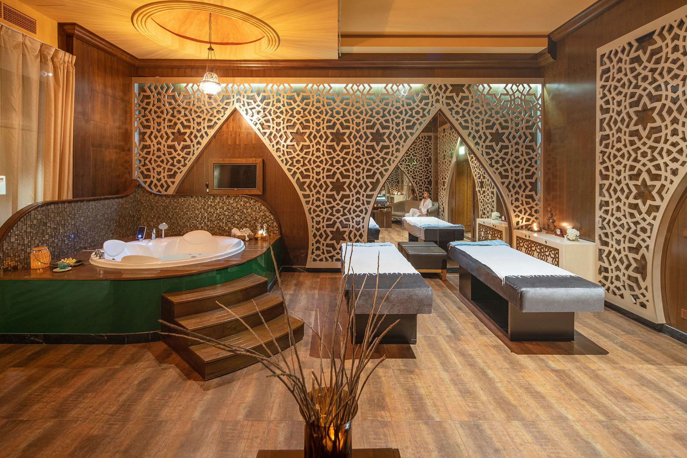 Elegant spa med boblebad og massagebænke. (AI-genereret tekst)