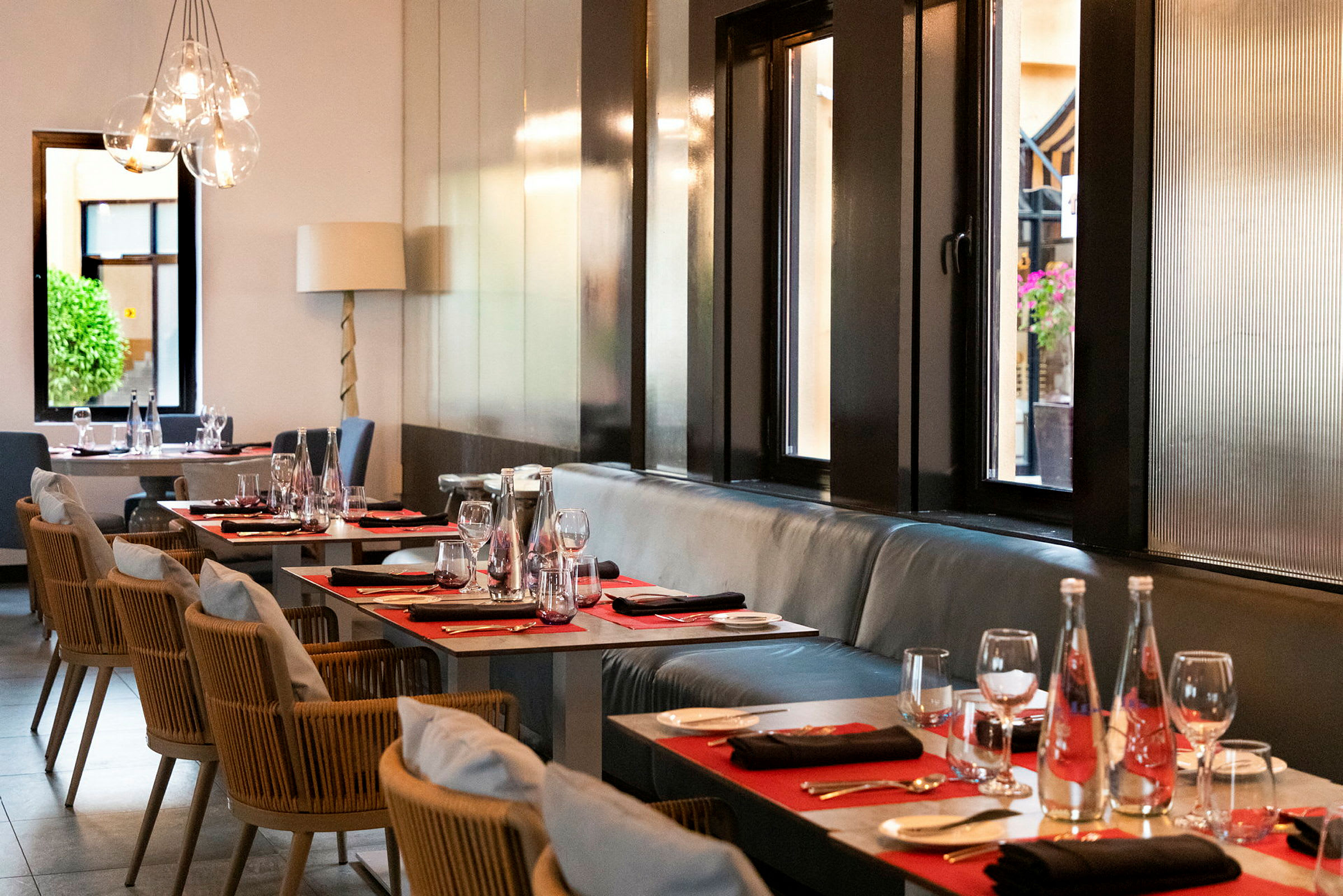 En stilfuldt indrettet restaurant med dækkede borde og elegant belysning. (AI-genereret tekst)
