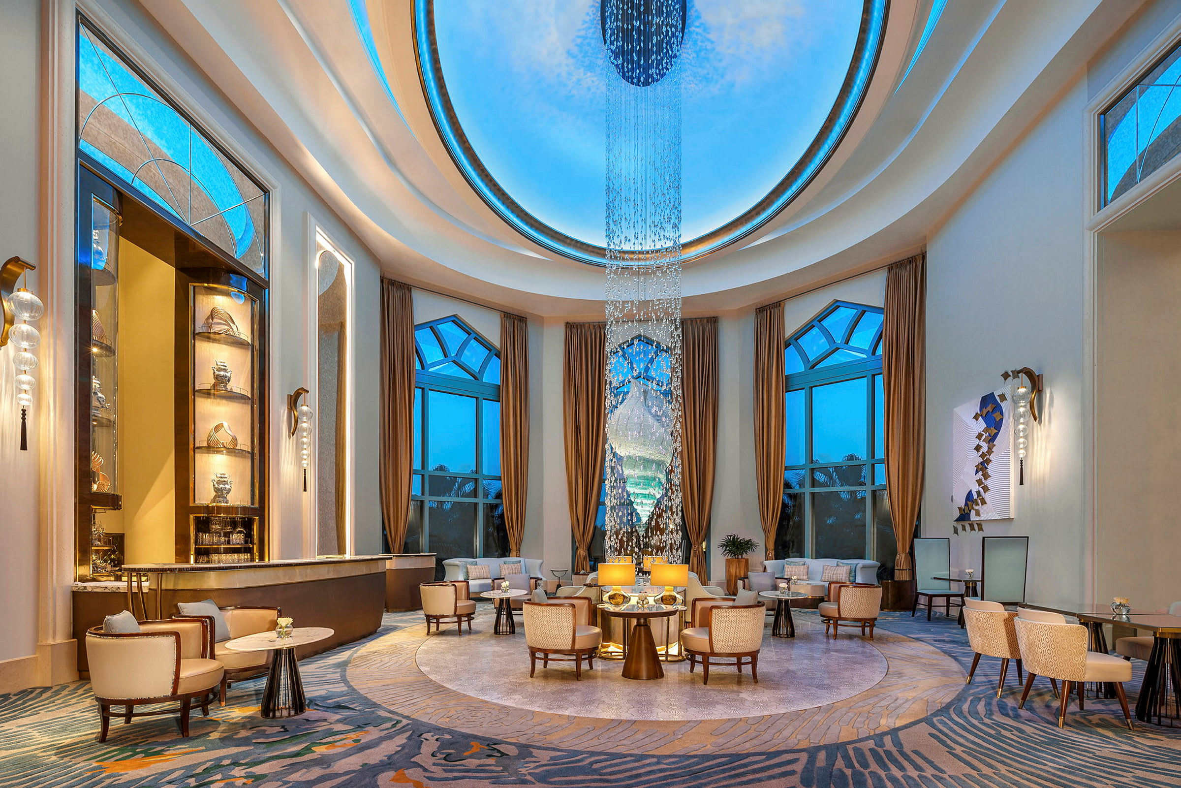 En elegant hotellobby med siddegrupper og højt til loftet. (AI-genereret tekst)