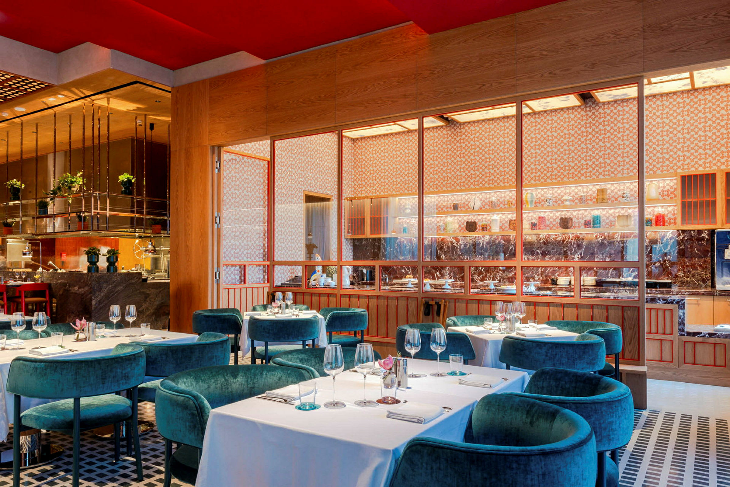 En moderne restaurant med dækkede borde og blå stole. (AI-genereret tekst)