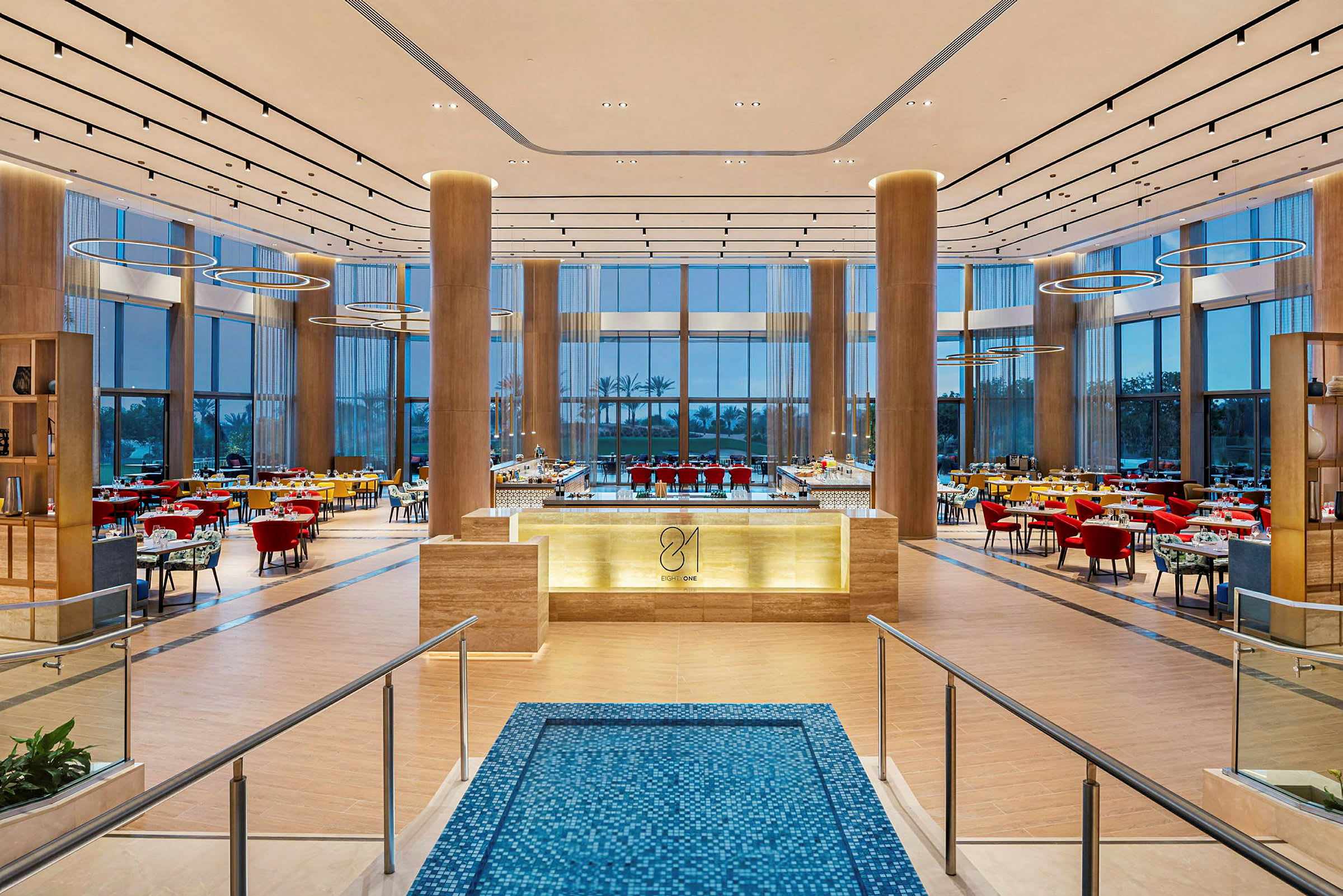 En rummelig og elegant restaurant med moderne indretning, store vinduer og flere siddepladser. (AI-genereret tekst)
