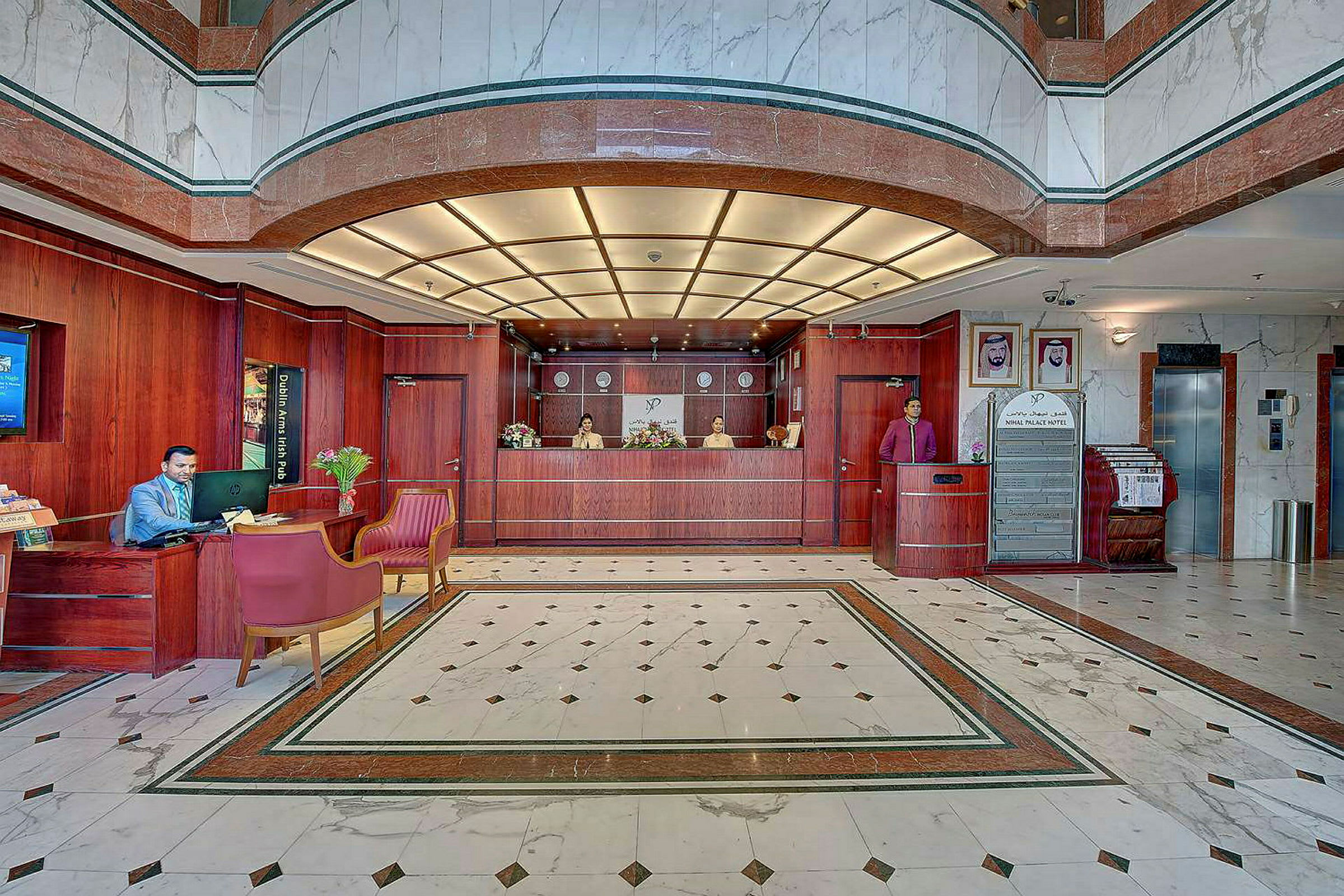 Receptionen på et hotel med marmorgulv og trædetaljer. (AI-genereret tekst)