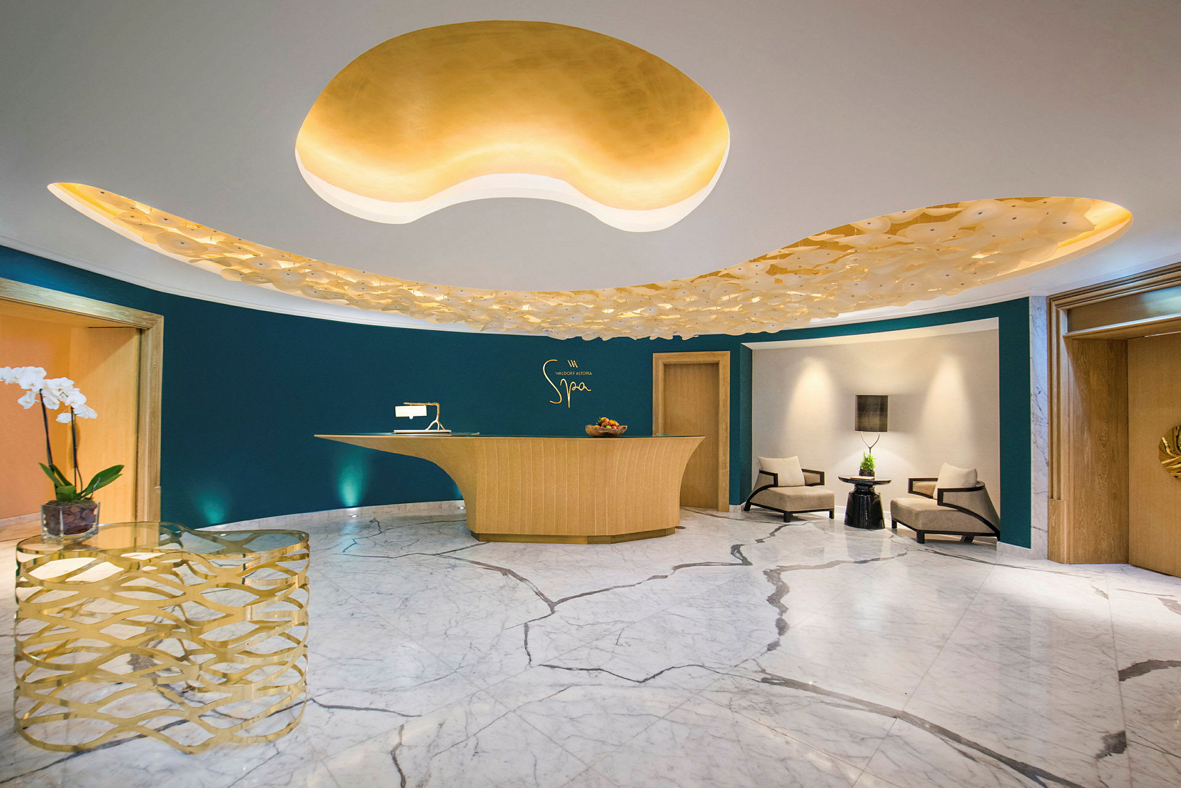 Spa-reception med marmor og gyldne dekorationer. (AI-genereret tekst)