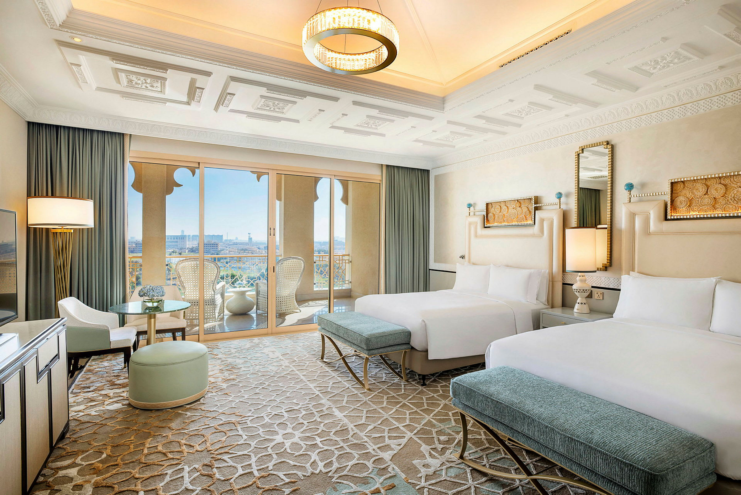 Billede af et elegant og rummeligt hotelværelse med to senge, siddepladser og en balkon med udsigt. (AI-genereret tekst)