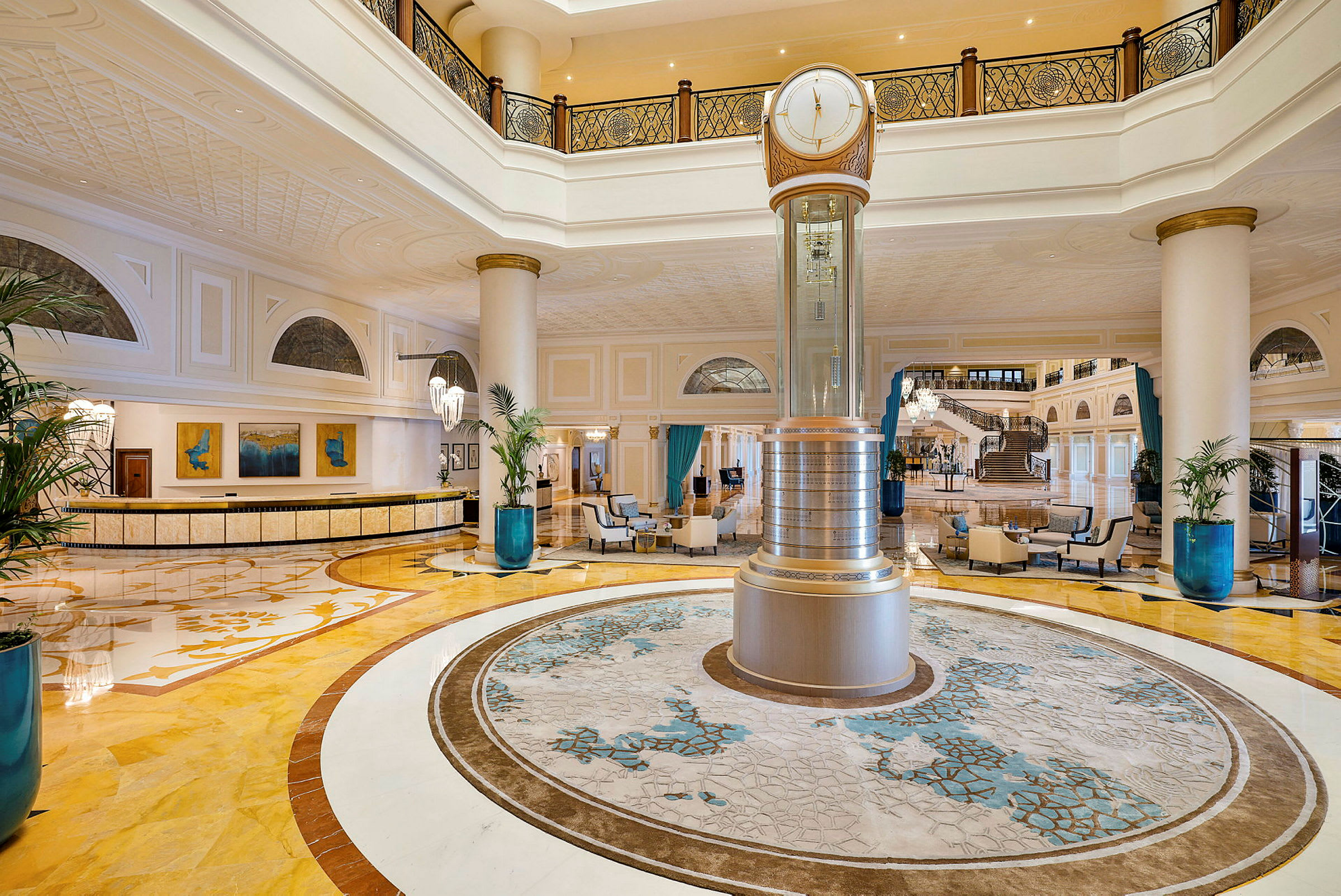 En hotellobby med elegant interiør, et centralt gulvur og en receptionsskranke. (AI-genereret tekst)