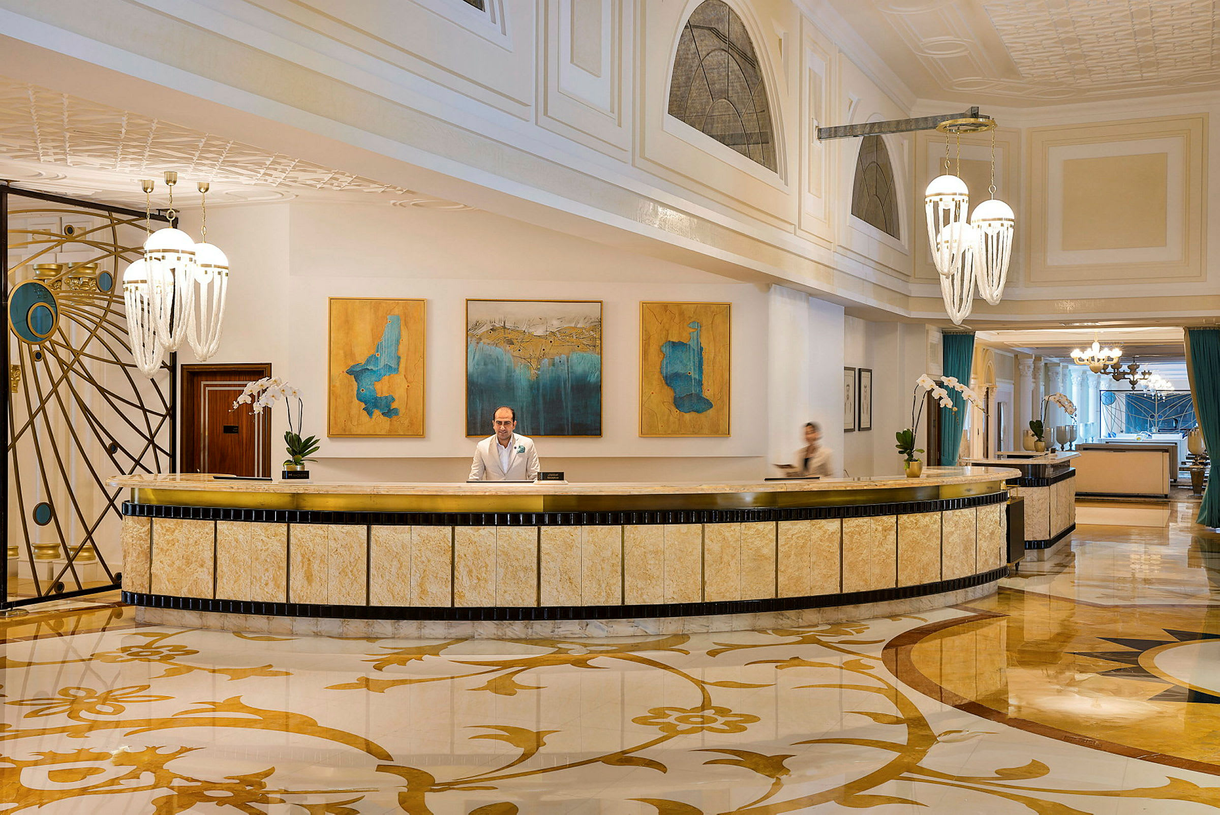 Hotelreception med elegant interiør og kunstværker. (AI-genereret tekst)