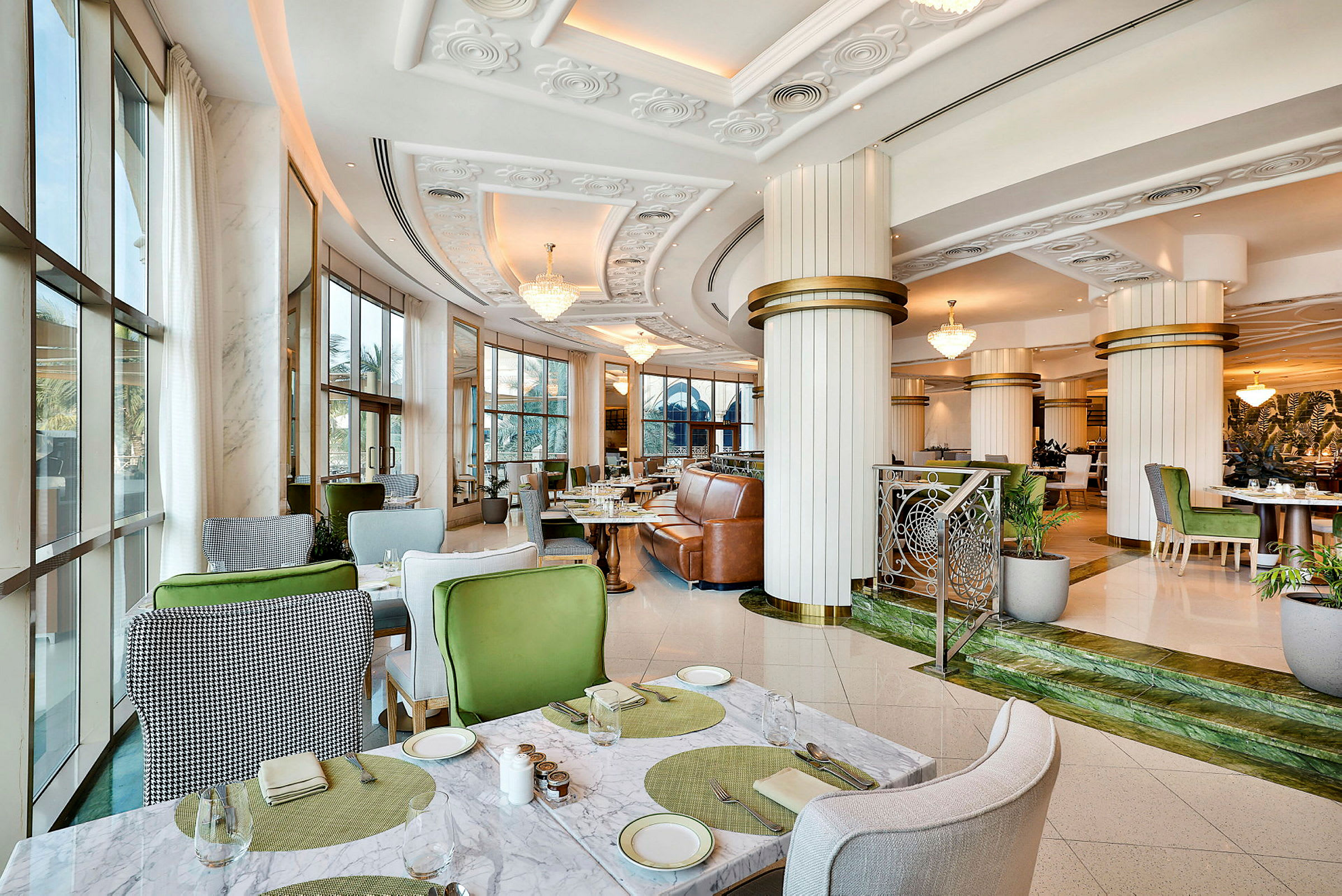 Interiør af en moderne restaurant med elegante møbler og store vinduer. (AI-genereret tekst)