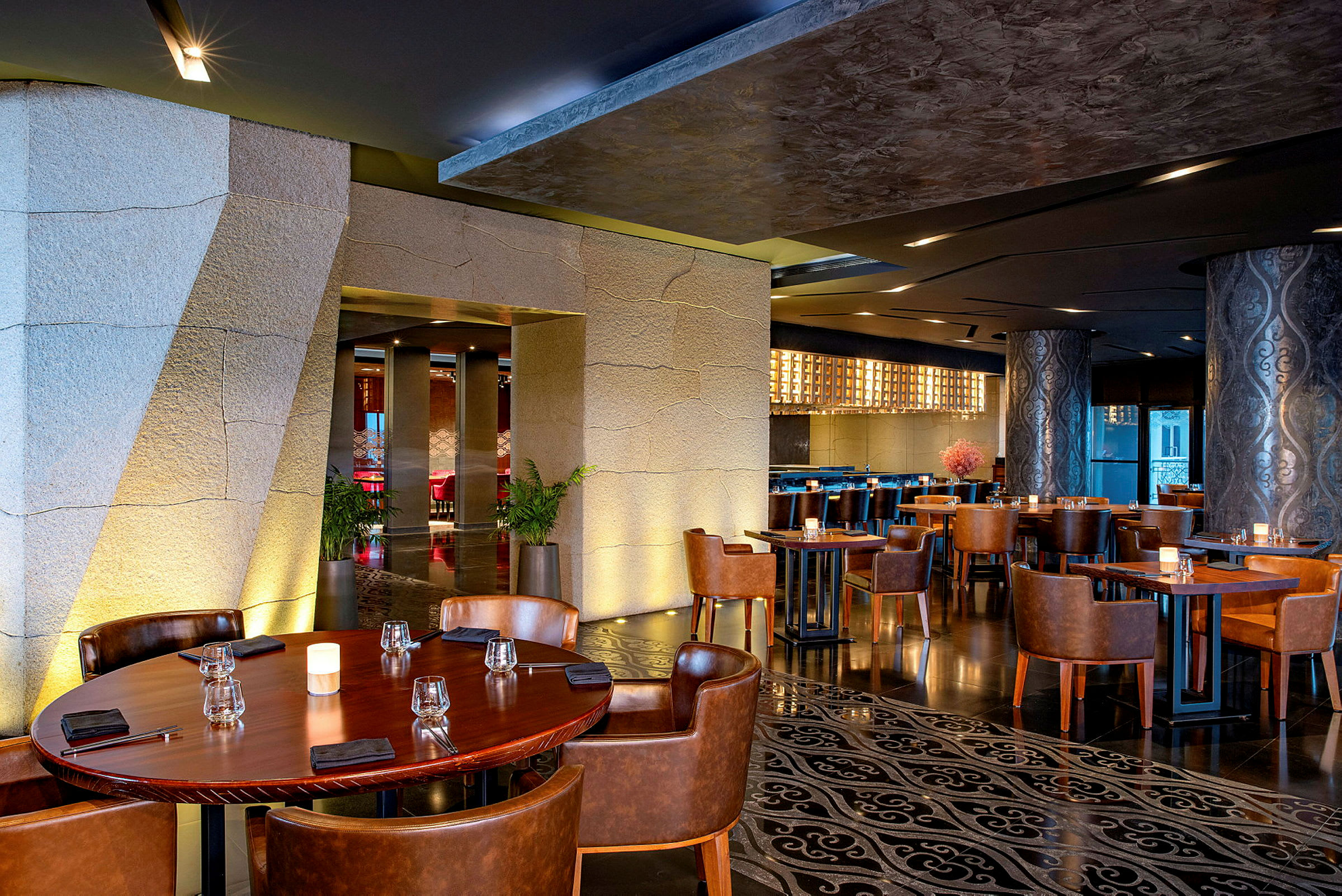 Billede af en moderne restaurant med borde og stole samt en elegant indretning. (AI-genereret tekst)