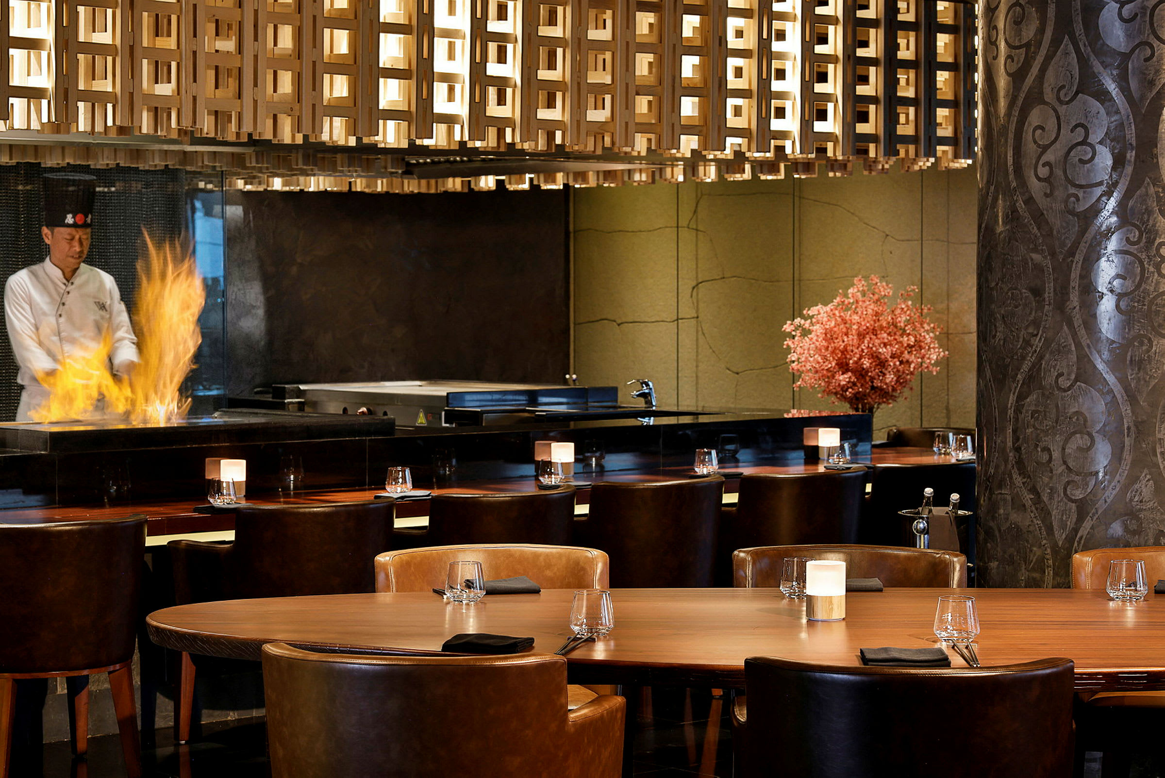 Indretning af en restaurant med borde, stole og en flamme på en madlavningsflade. (AI-genereret tekst)