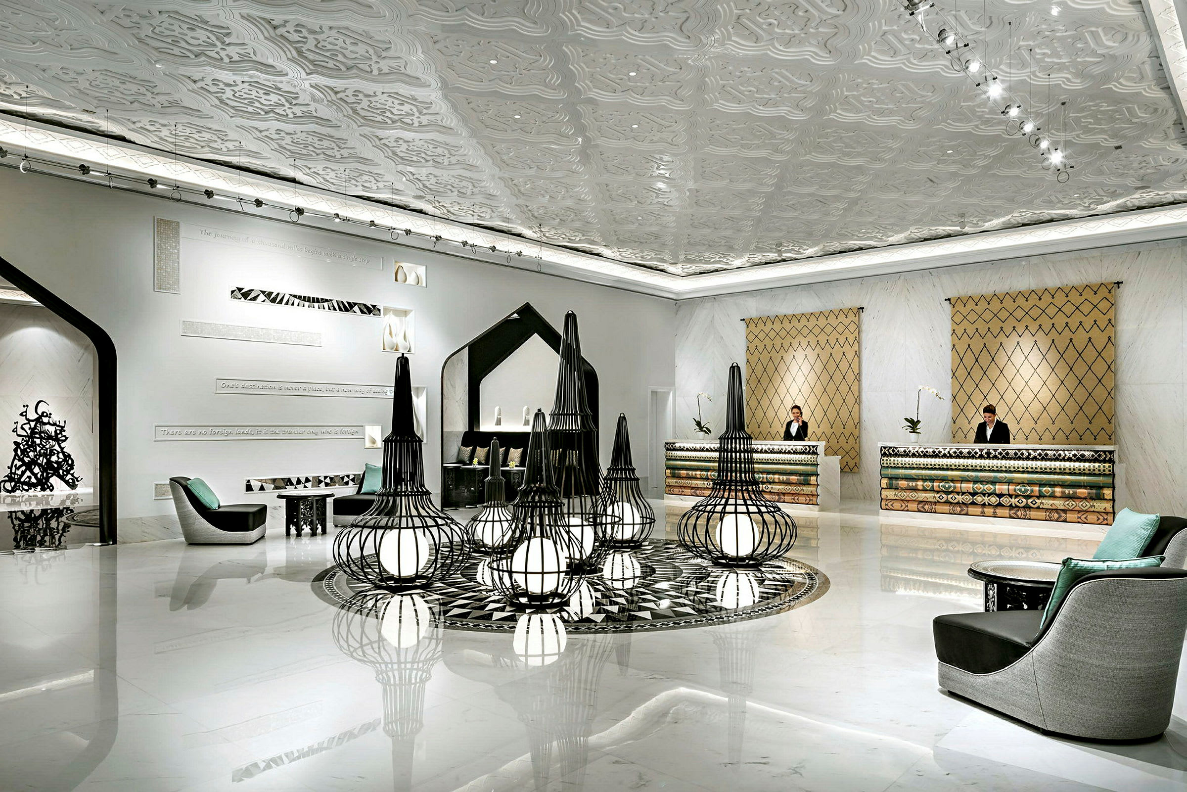 Moderne indrettet hotel lobby med stilfulde møbler, dekorativ belysning og reception. (AI-genereret tekst)
