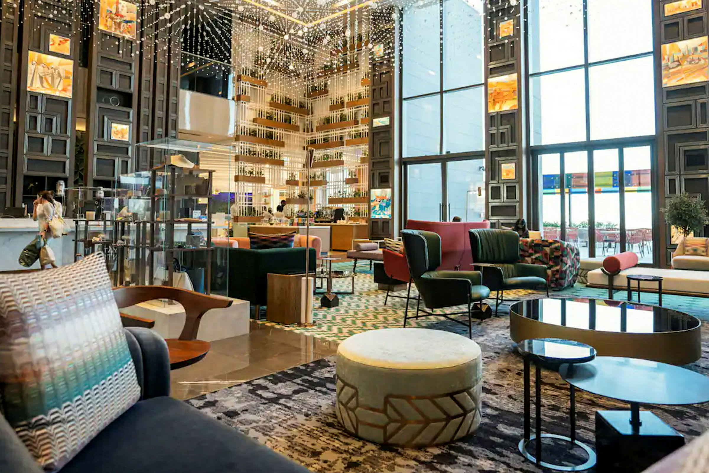 Interiør af et moderne hotel eller lounge, med siddepladser og dekorative elementer. (AI-genereret tekst)