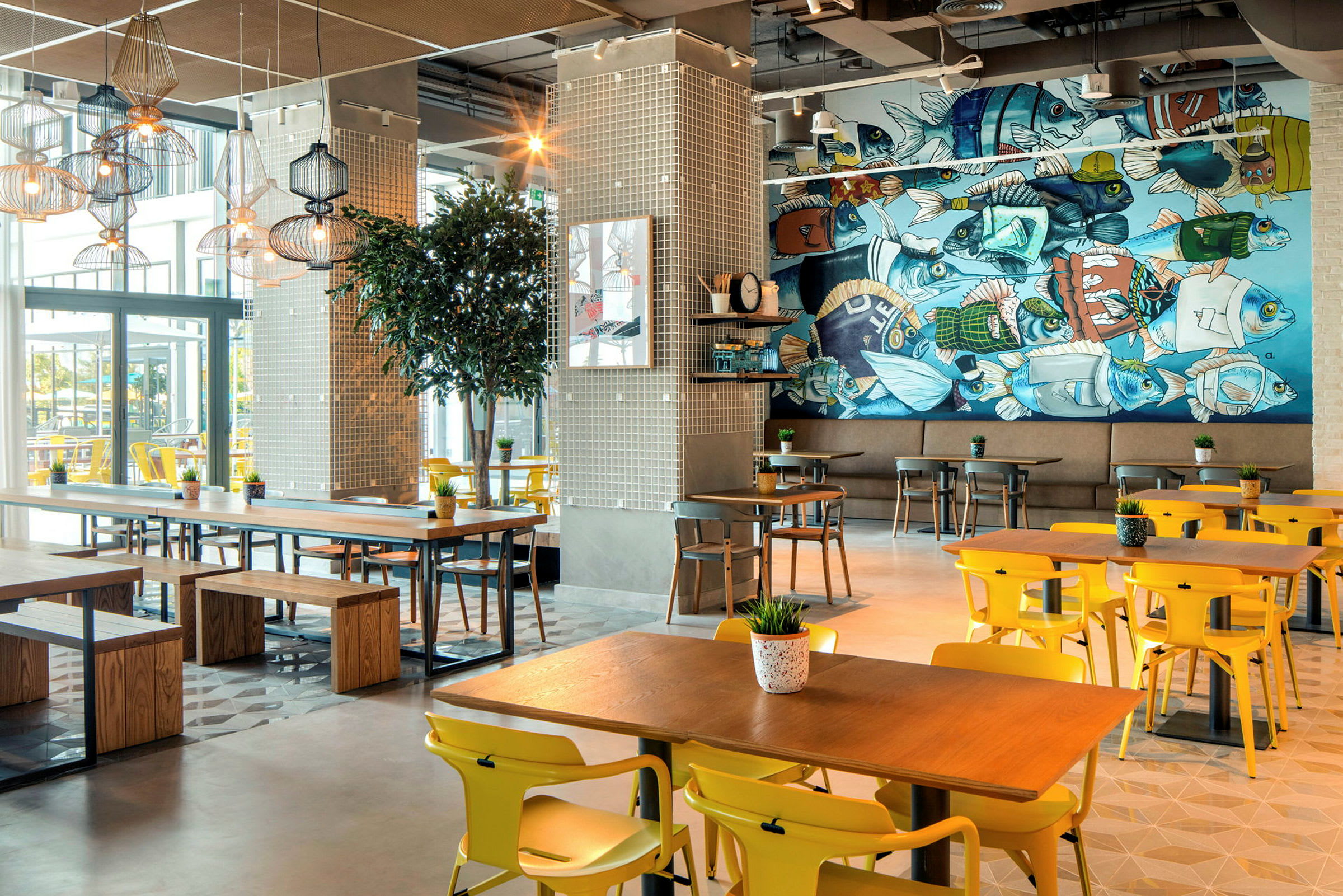 Restaurant med moderne møbler og farverig vægmaleri. (AI-genereret tekst)