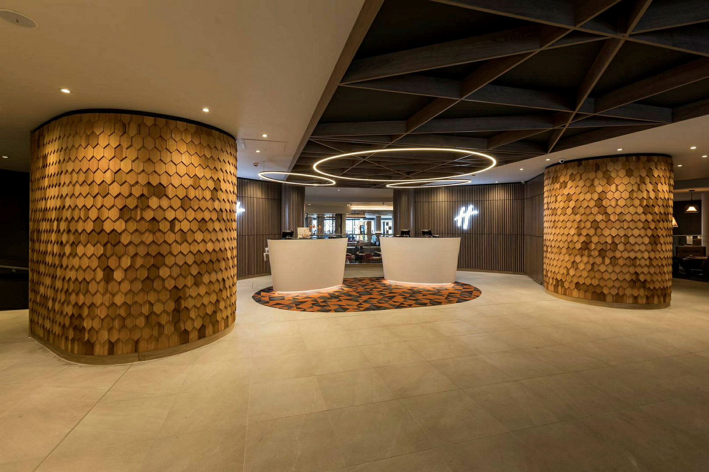 Moderne hotellobby med unikt træinteriør og reception. (AI-genereret tekst)