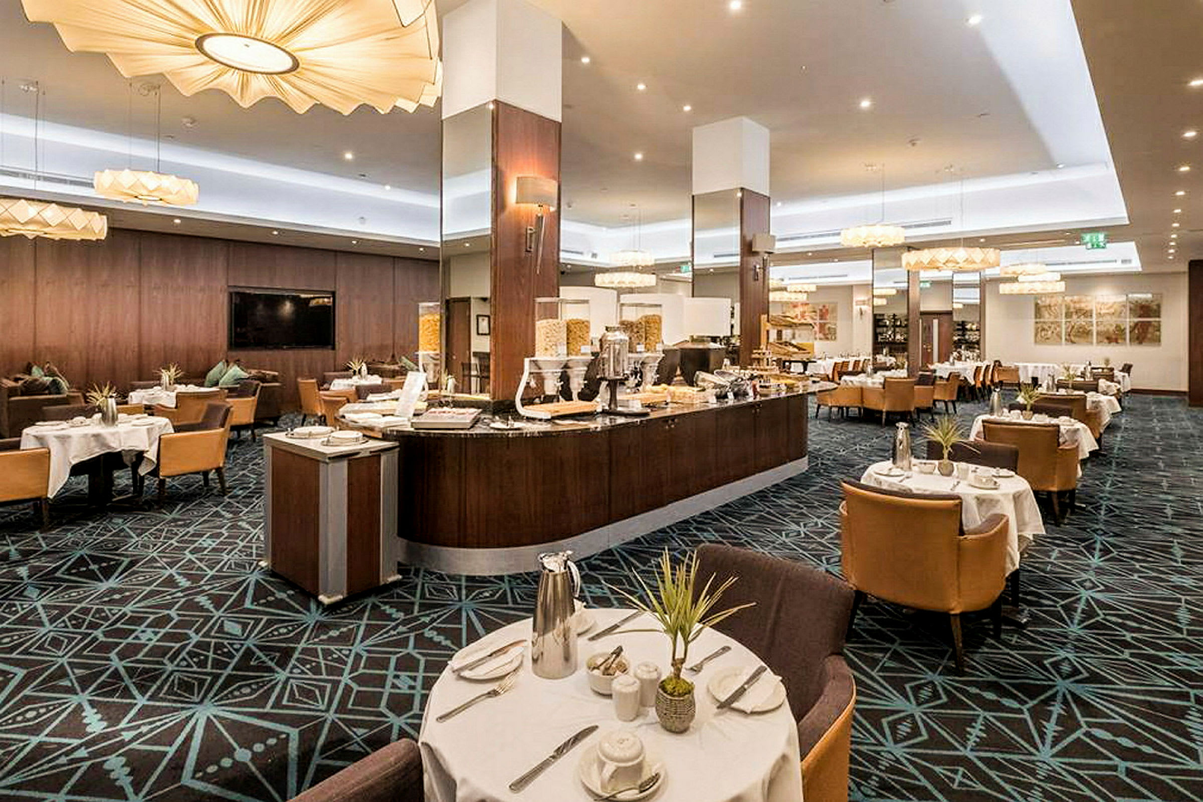 En moderne restaurant med opsatte borde og en buffétstation. (AI-genereret tekst)
