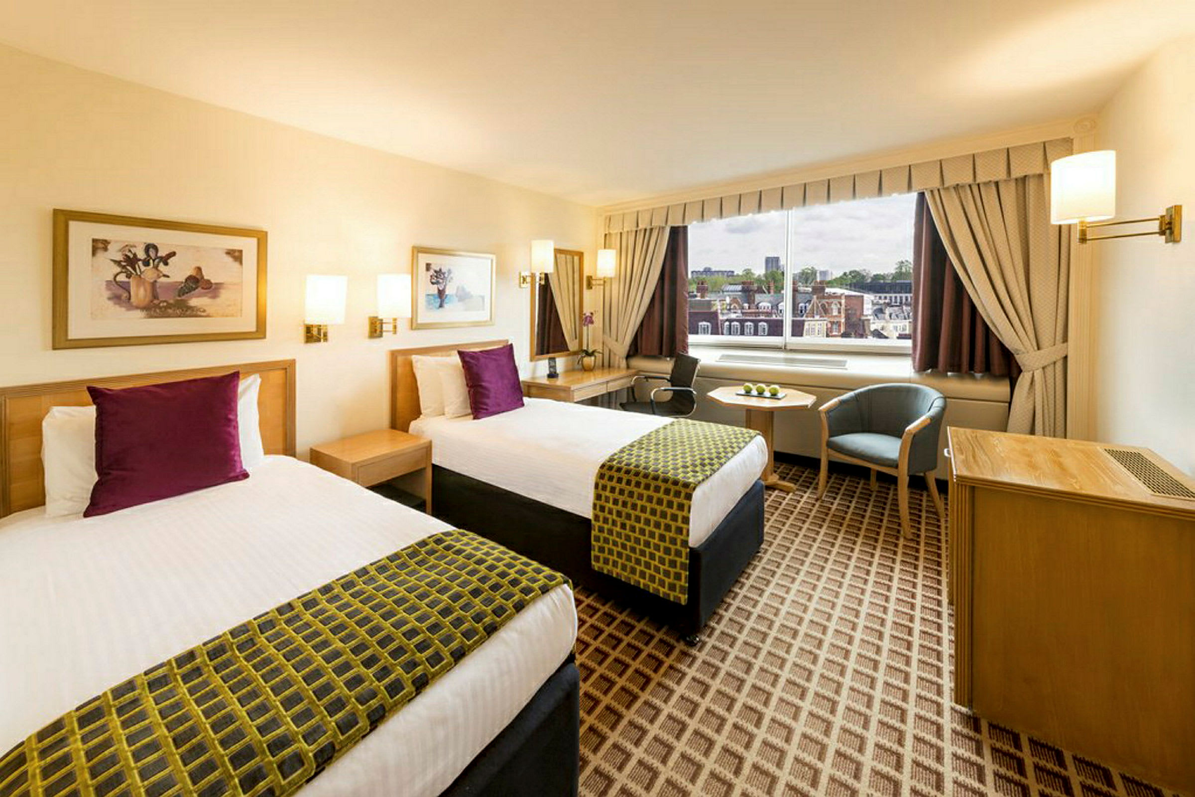 Hotelværelse med to enkeltsenge, vindue og siddeområde. (AI-genereret tekst)
