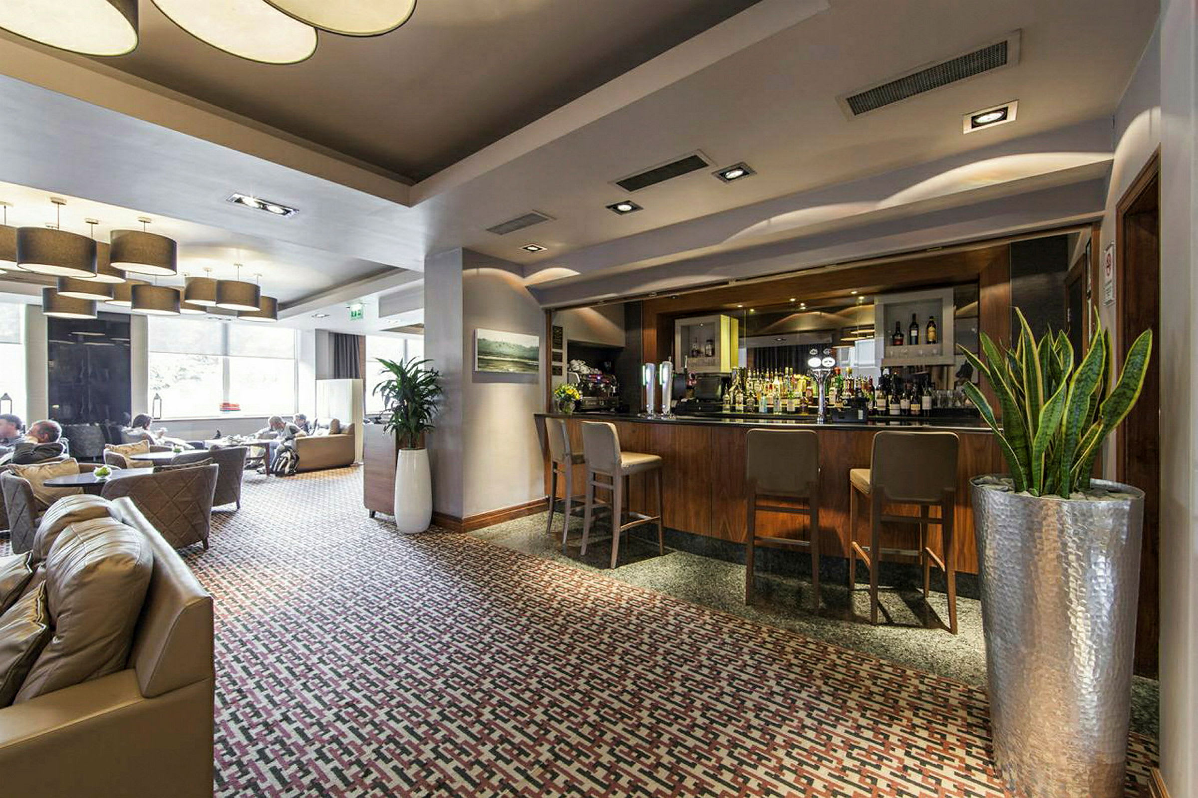 Lounge med bar og siddepladser. (AI-genereret tekst)