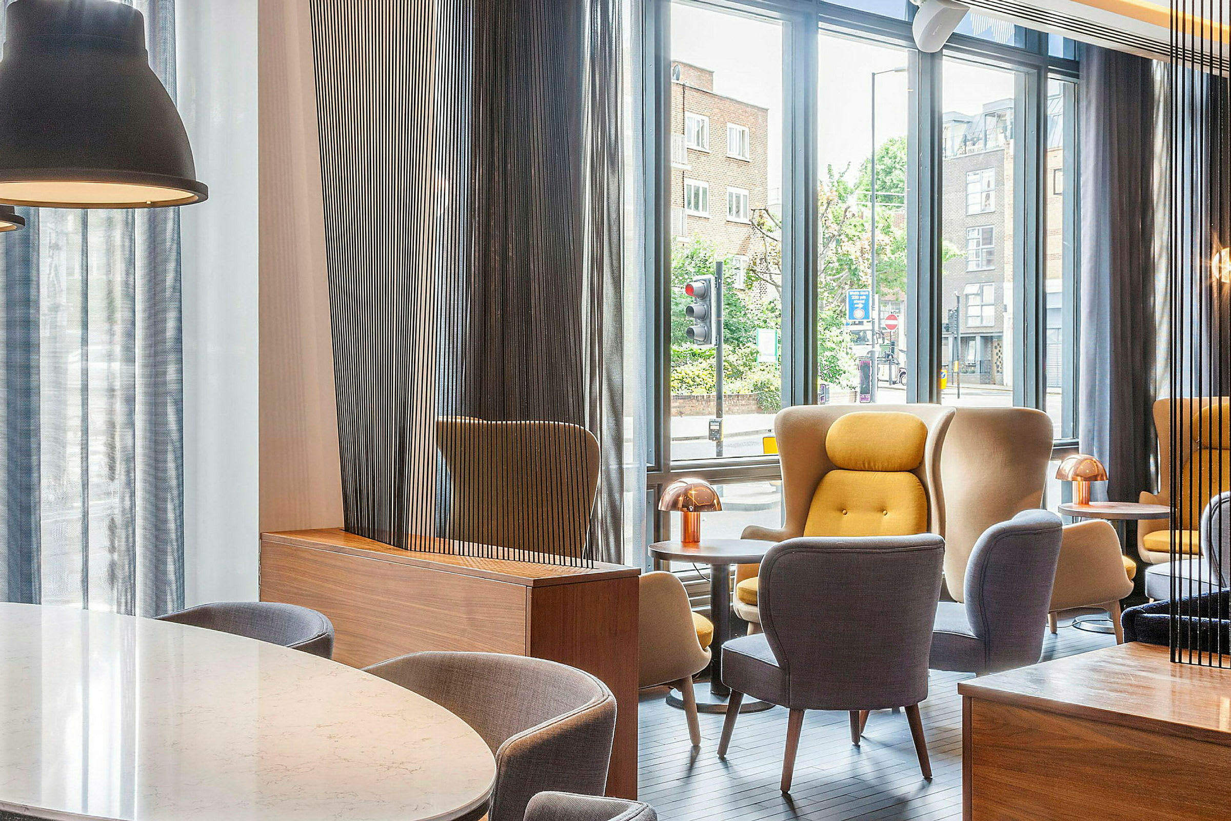 En moderne lounge med store vinduer og komfortable siddemøbler. (AI-genereret tekst)