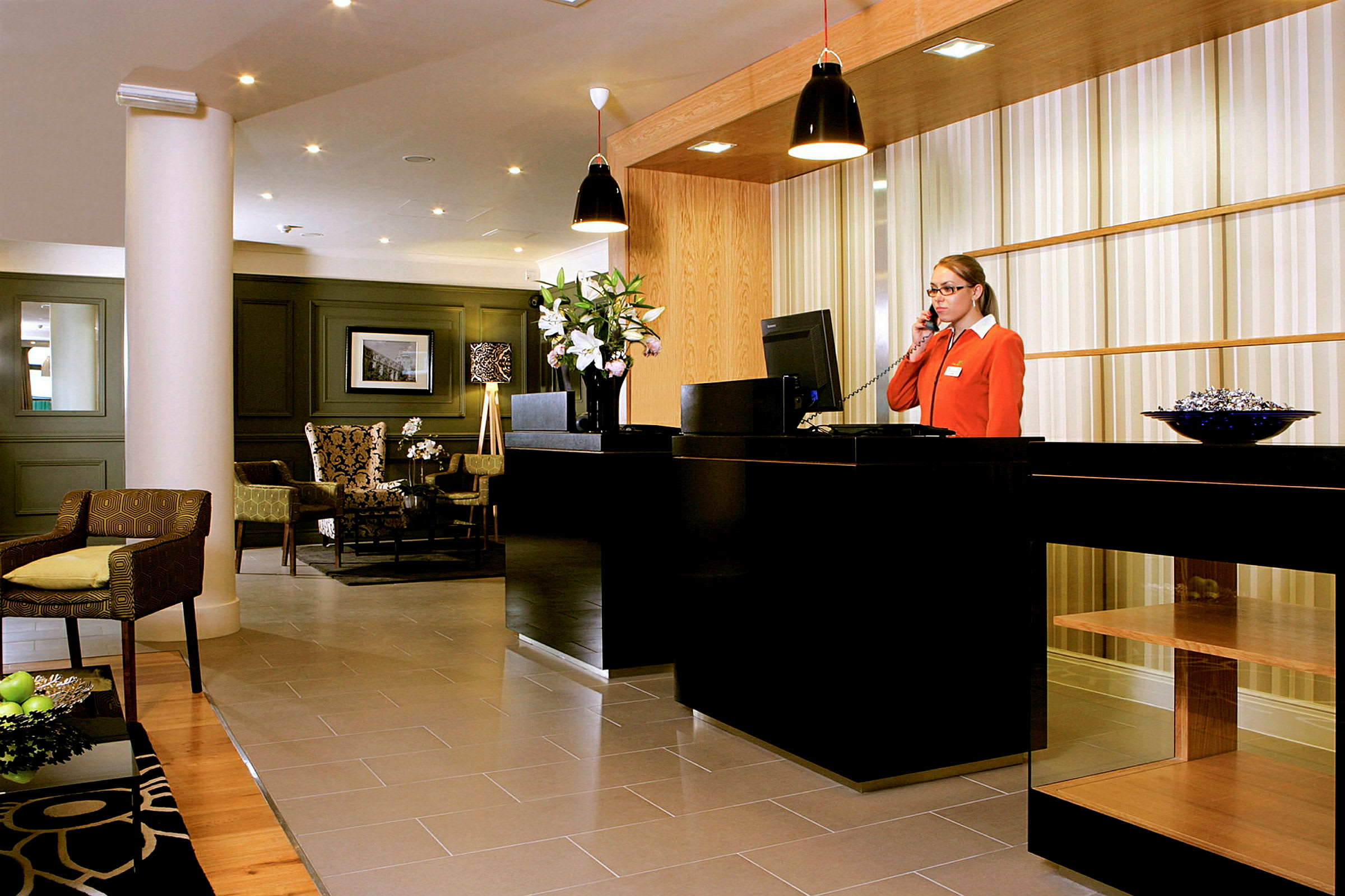Receptionen på et hotel med moderne møbler og dekoration. (AI-genereret tekst)