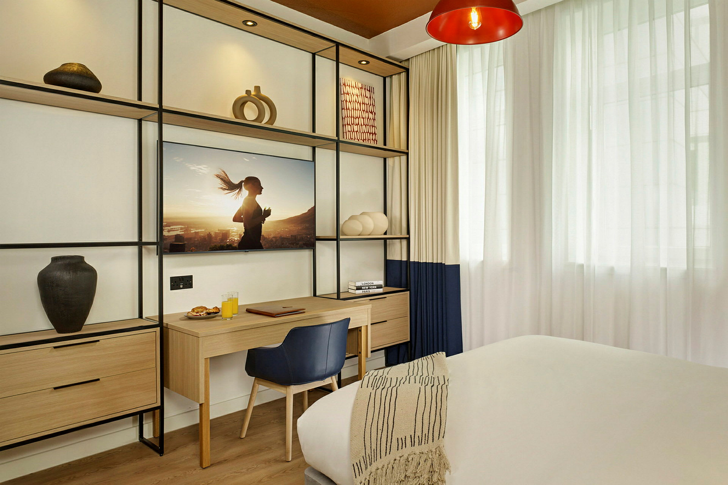 Moderne indrettet hotelværelse med skrivebord og dekorative hylder. (AI-genereret tekst)