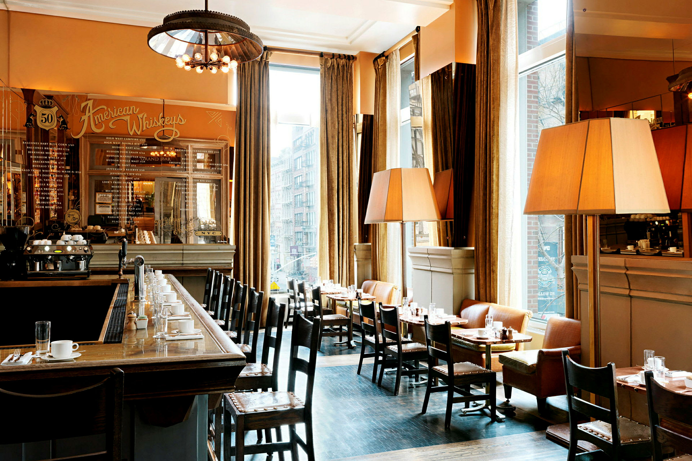 En elegant bistro med bar og borde med duge, arrangeret ved store vinduer. (AI-genereret tekst)