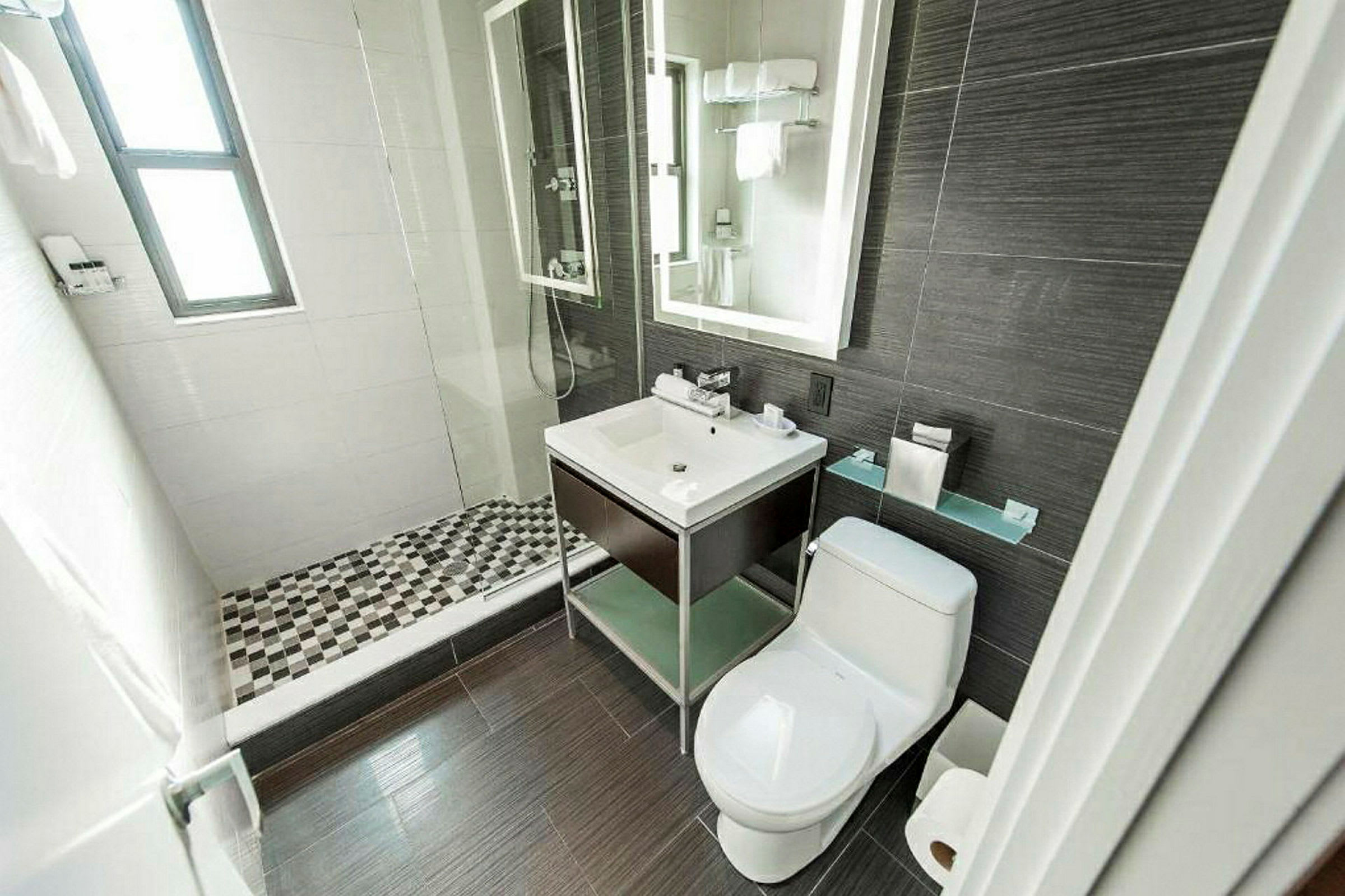 Et moderne badeværelse med brusebad, håndvask og toilet. (AI-genereret tekst)