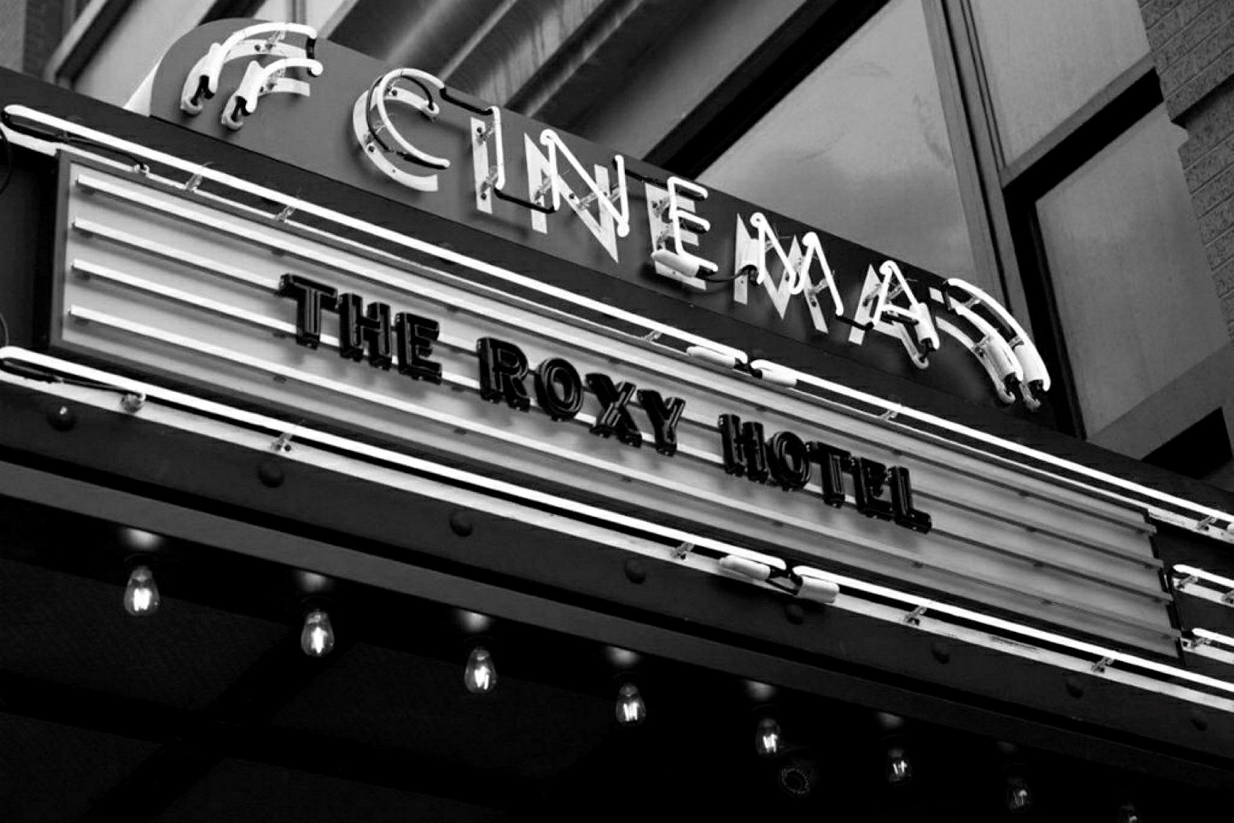 Billede af et biografskilt med teksten "The Roxy Hotel". (AI-genereret tekst)