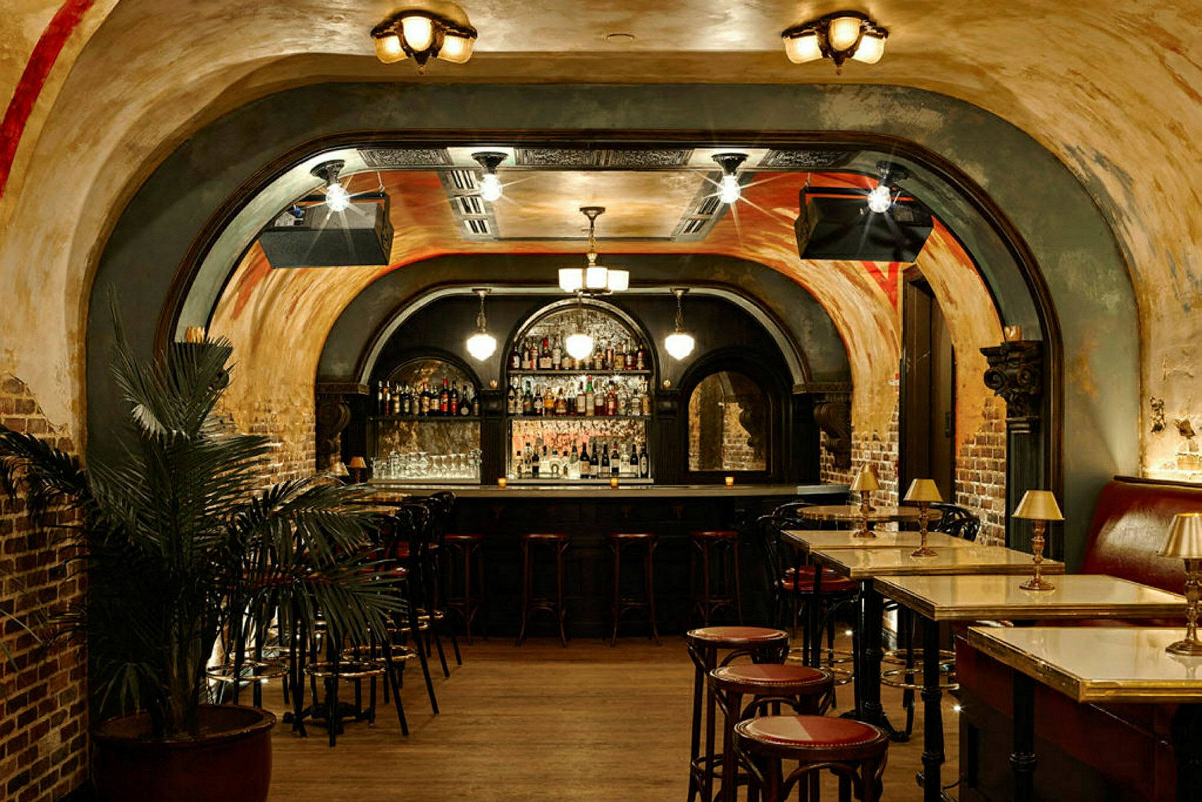 Interiør af en elegant bar med siddepladser, borde og en veludstyret bardisk. (AI-genereret tekst)