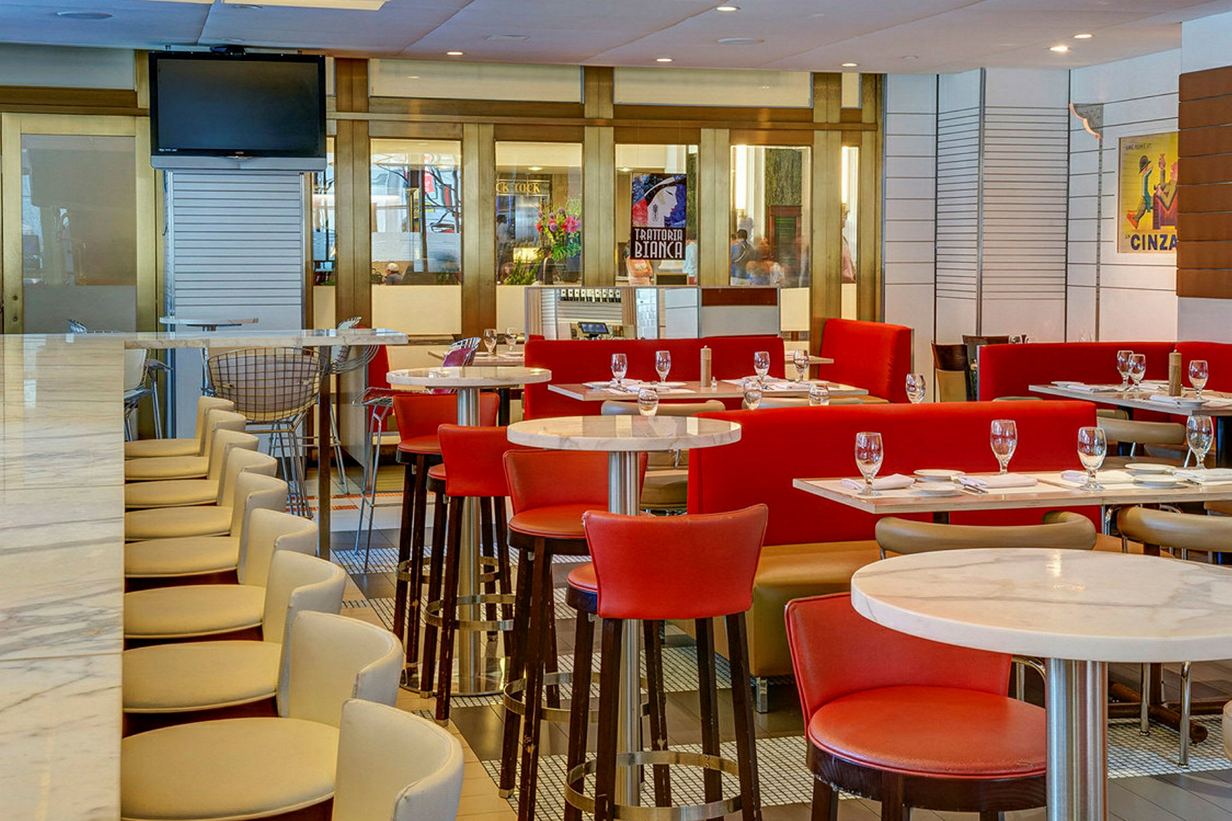 Et moderne restaurantinteriør med borde, stole og en bar med høje stole. (AI-genereret tekst)