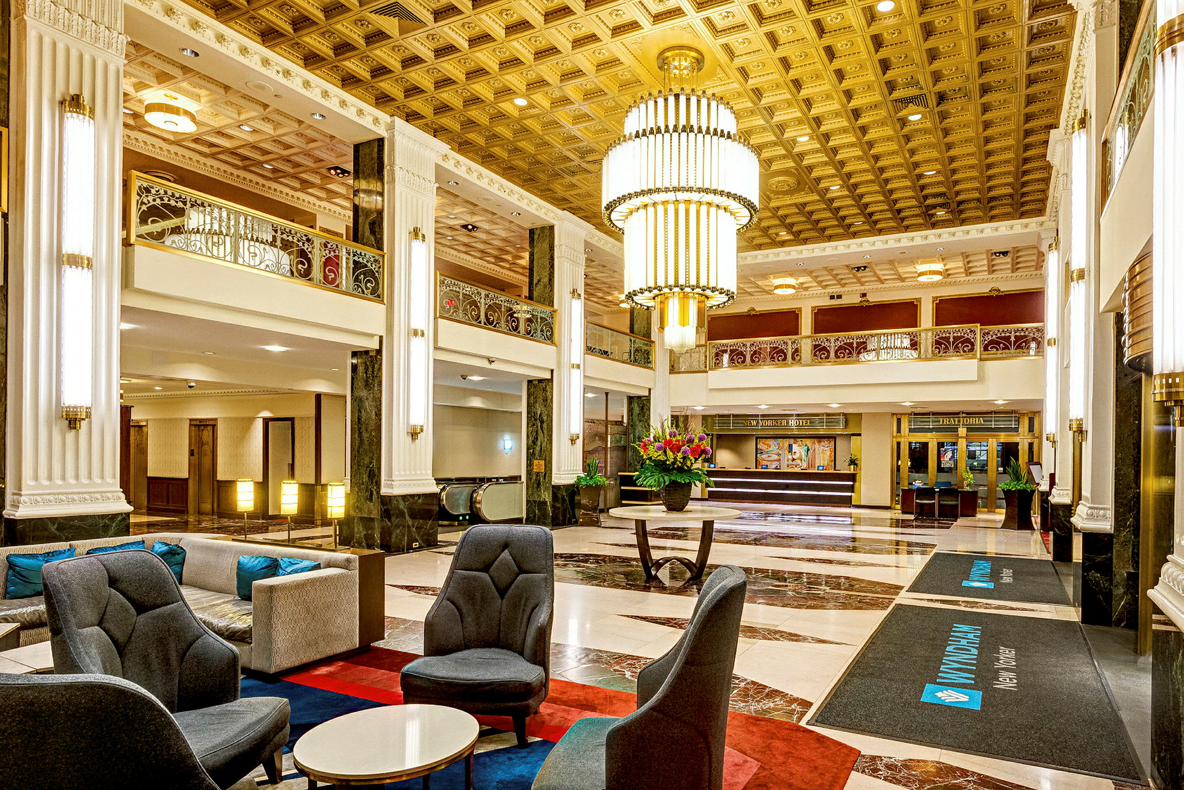 En rummelig hotellobby med elegant indretning, komfortable siddemøbler og en stor lysarmatur i loftet. (AI-genereret tekst)