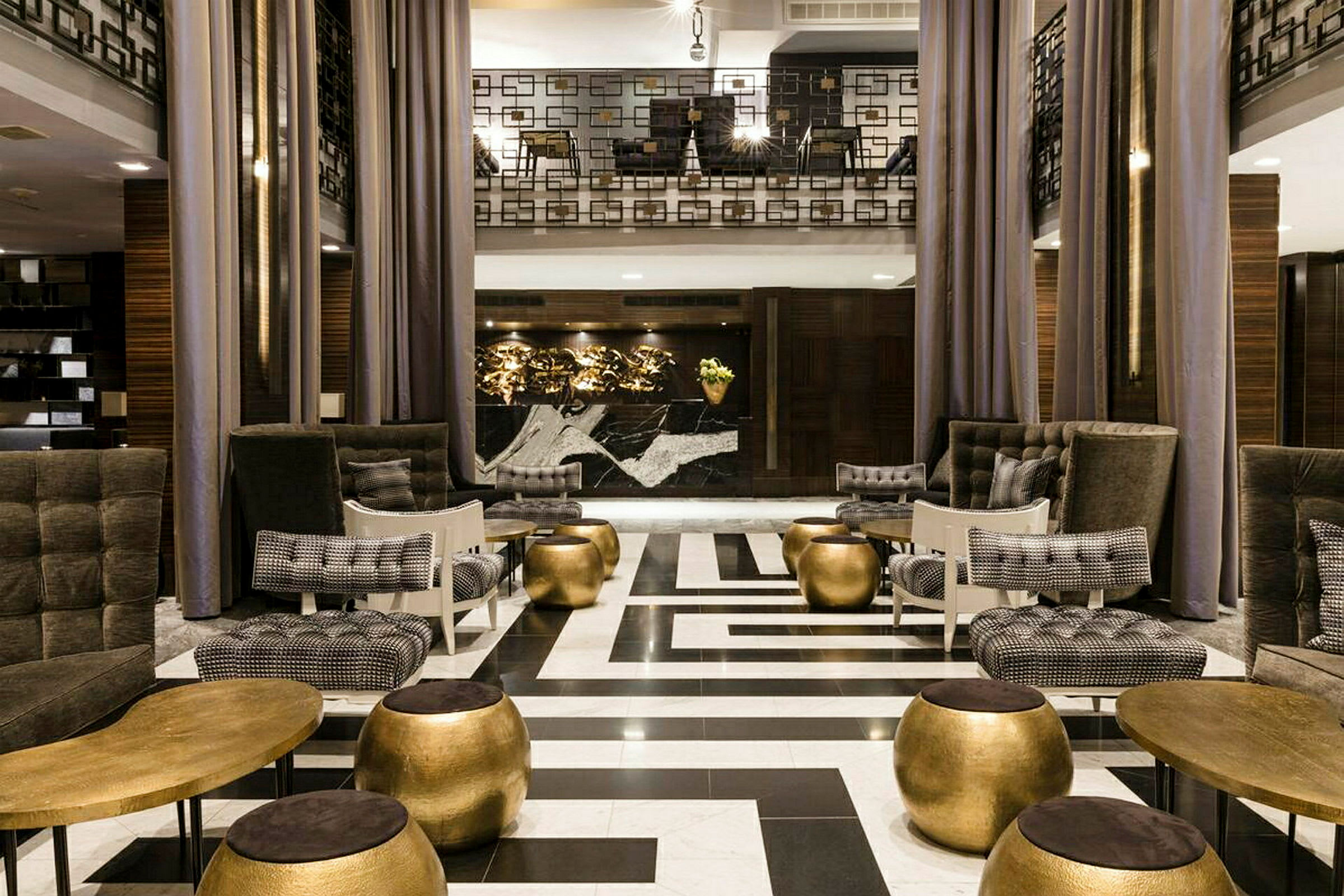 En elegant hotellobby med moderne indretning, luksuriøse møbler og dekorative elementer. (AI-genereret tekst)