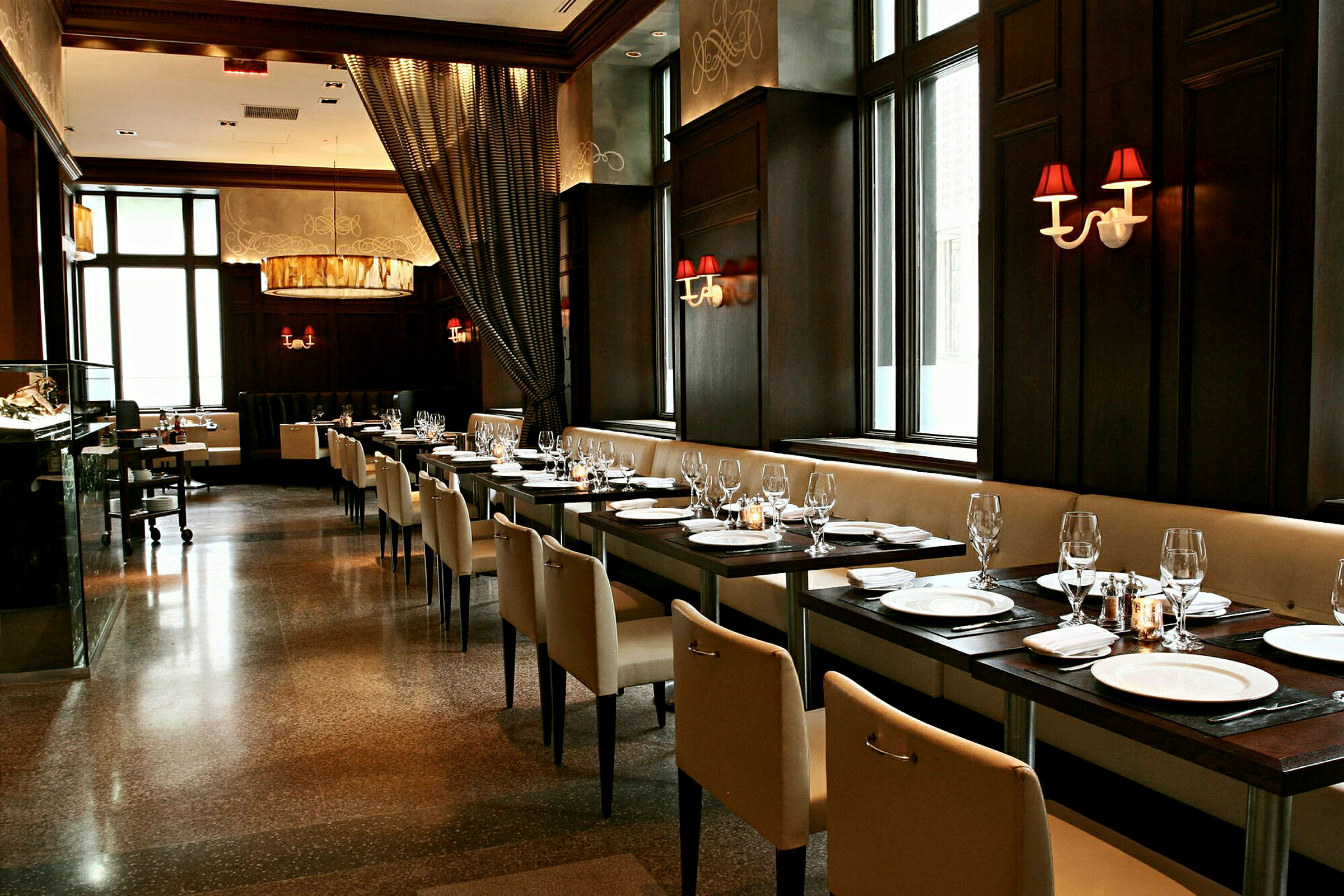 En elegant restaurant med dækkede borde og moderne møbler. (AI-genereret tekst)