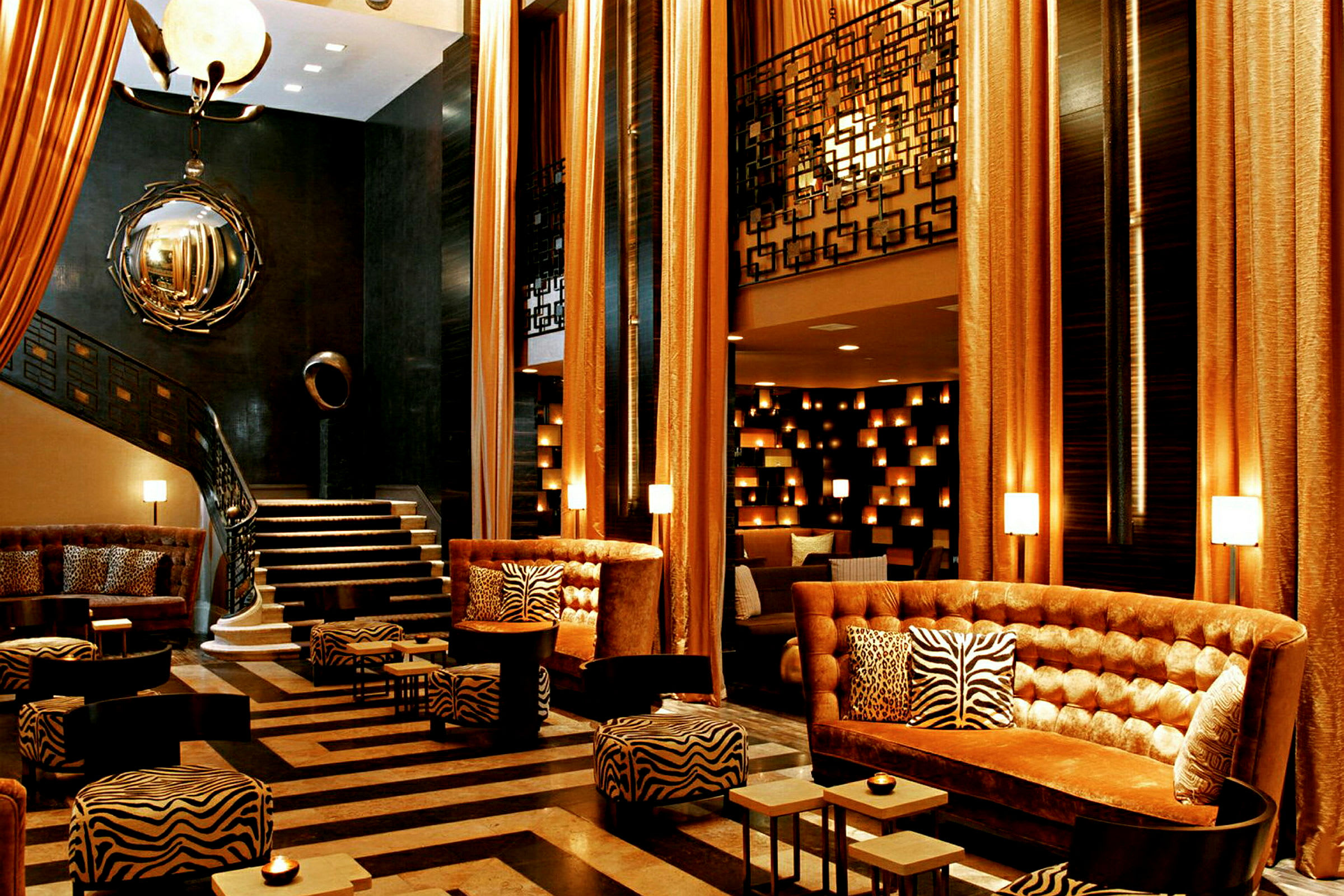 Elegant hotellobby med siddepladser og trappegelænder i moderne design. (AI-genereret tekst)