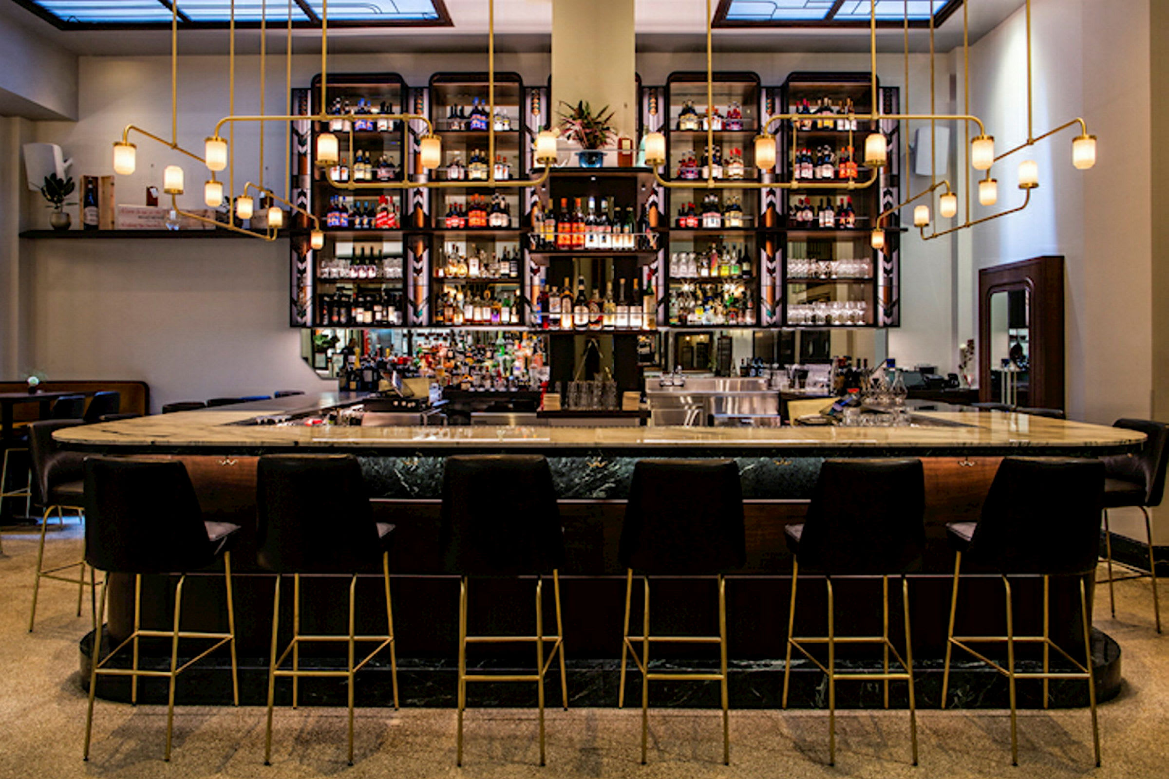 En elegant bar med høje rygge og hjørnebænke. (AI-genereret tekst)