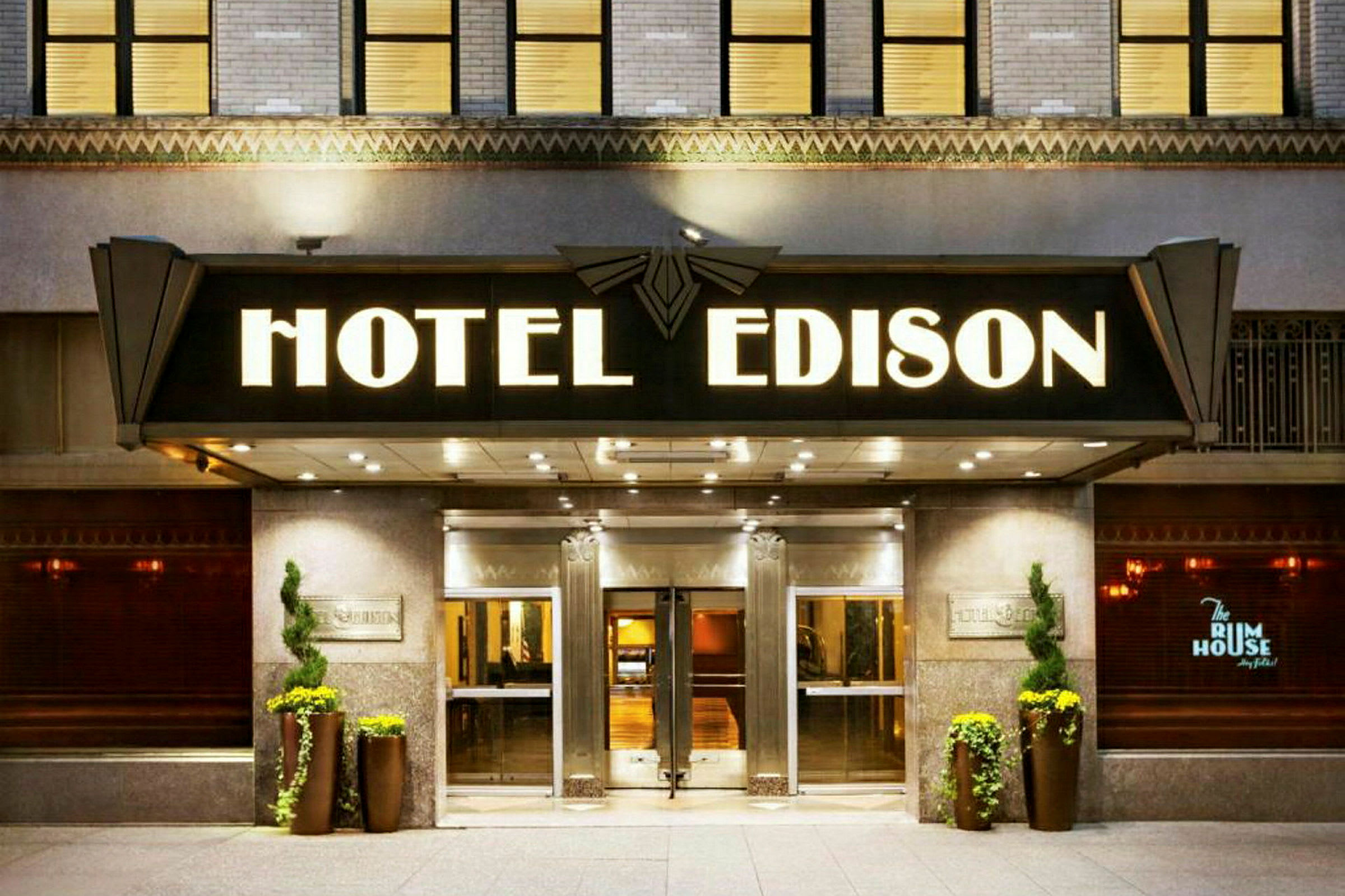 En hotelfacade med skiltet "Hotel Edison" over indgangen. (AI-genereret tekst)