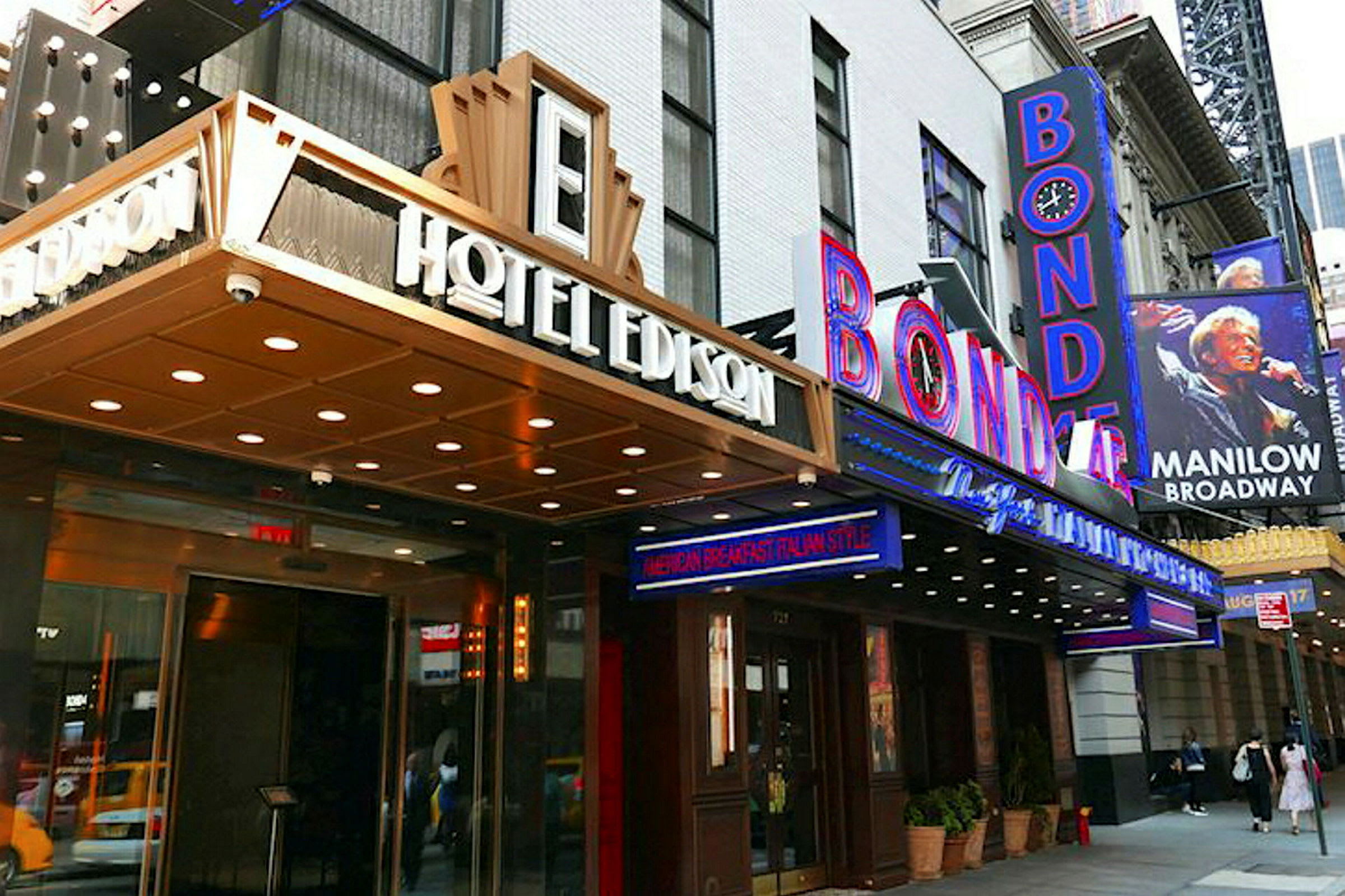 Et billede af indgangen til Hotel Edison og et skilt for Bond 45 på en travl gade. (AI-genereret tekst)