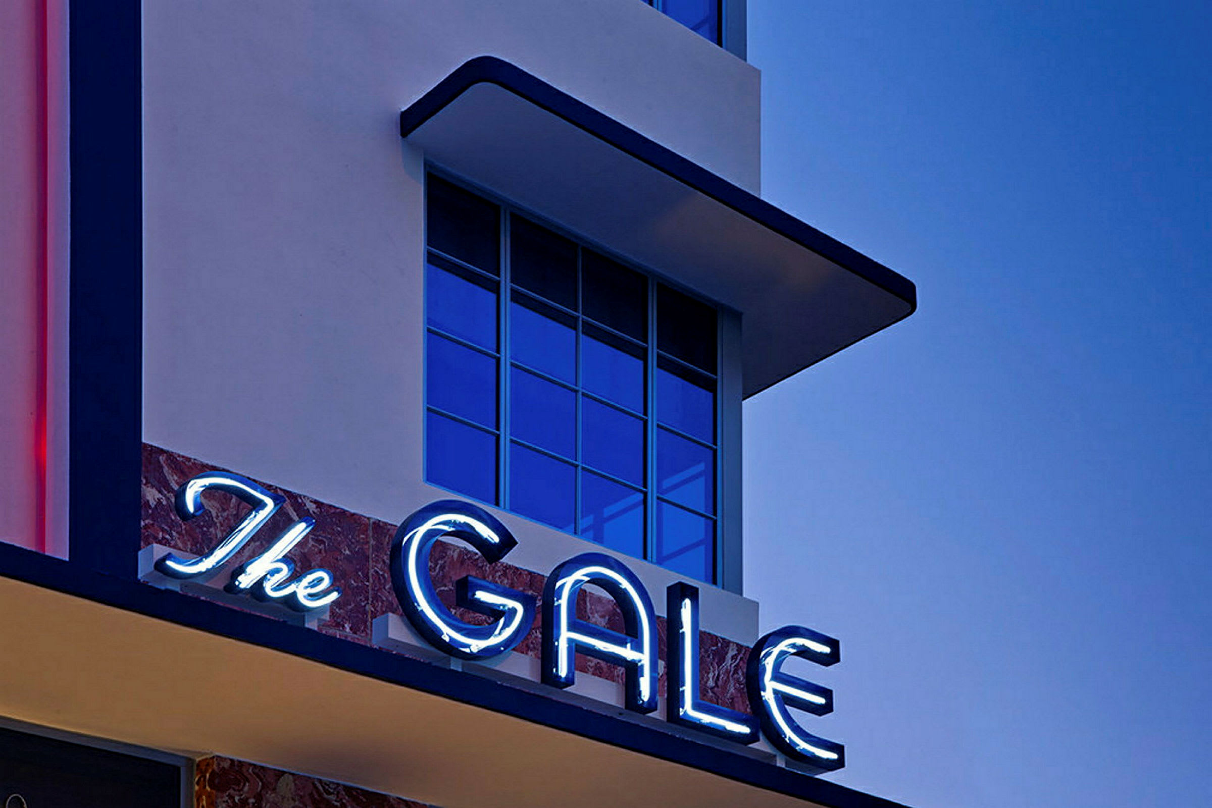 Bygningsfacade med et neonskilt med teksten 'The Gale'. (AI-genereret tekst)