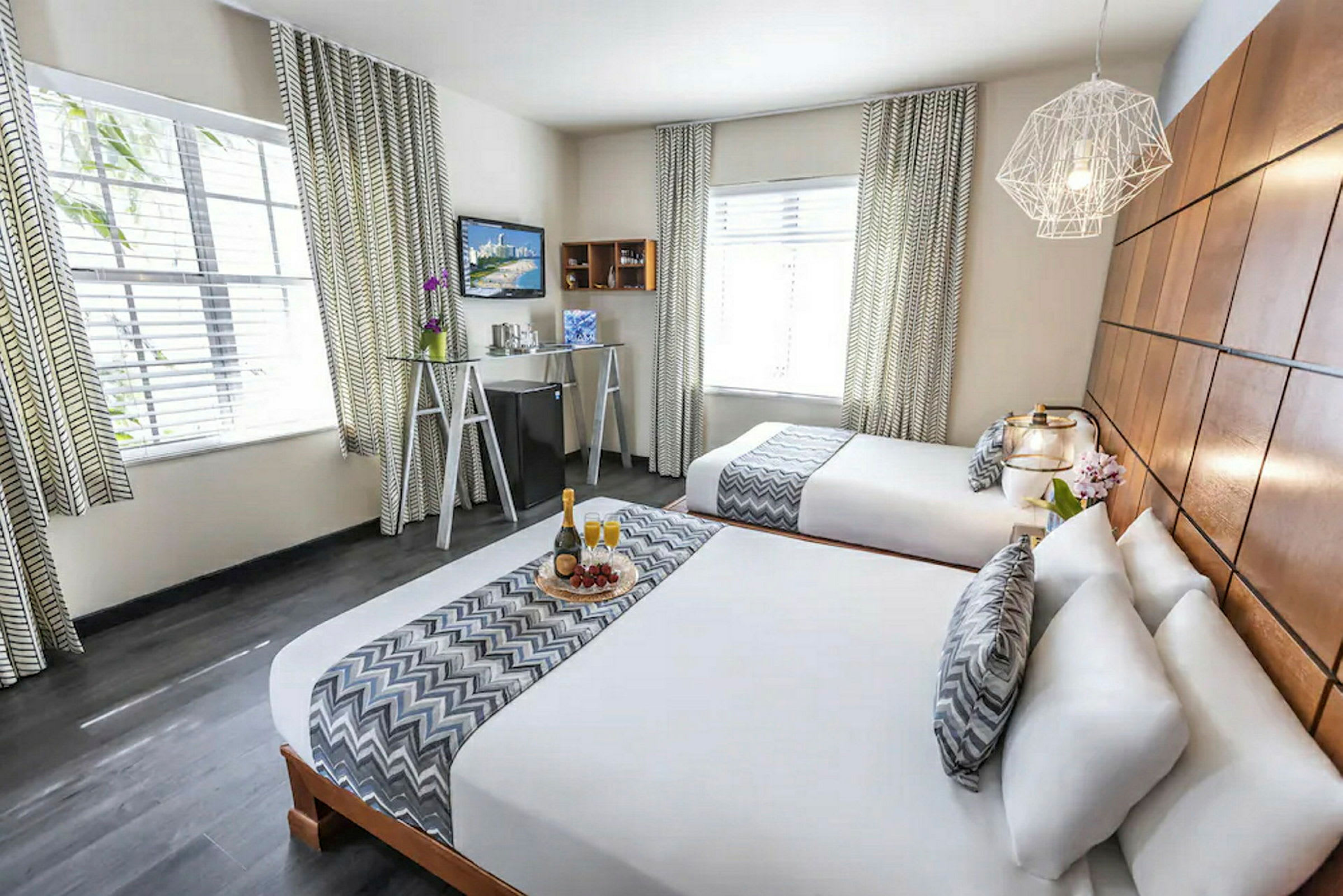 Et hotelværelse med to dobbeltsenge, elegant indretning og dekorative detaljer. (AI-genereret tekst)