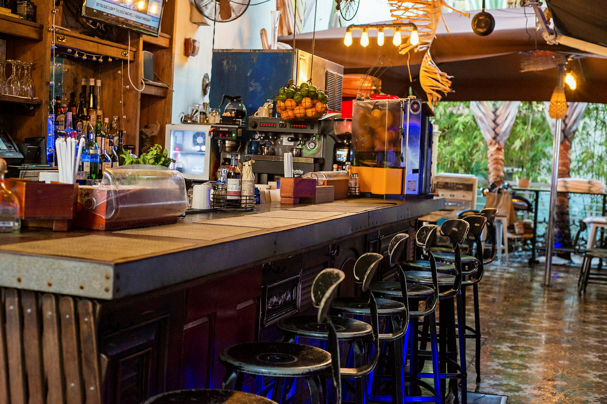 Kombineret restaurant og bar