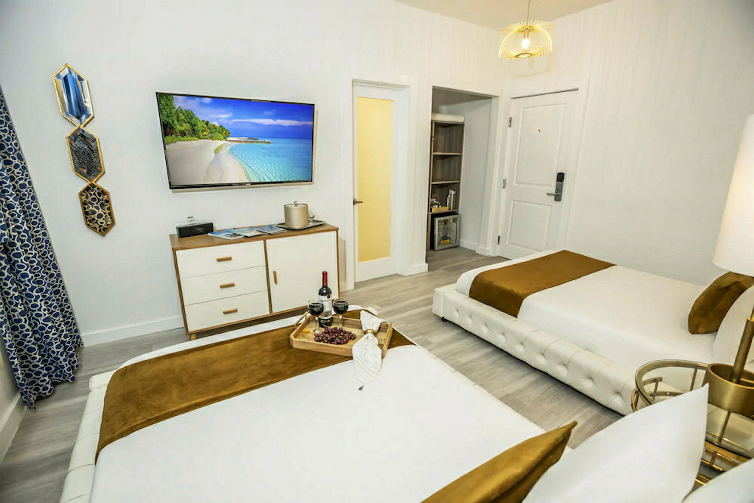 Et hotelværelse med to senge, et TV og et bord med dekoration. (AI-genereret tekst)