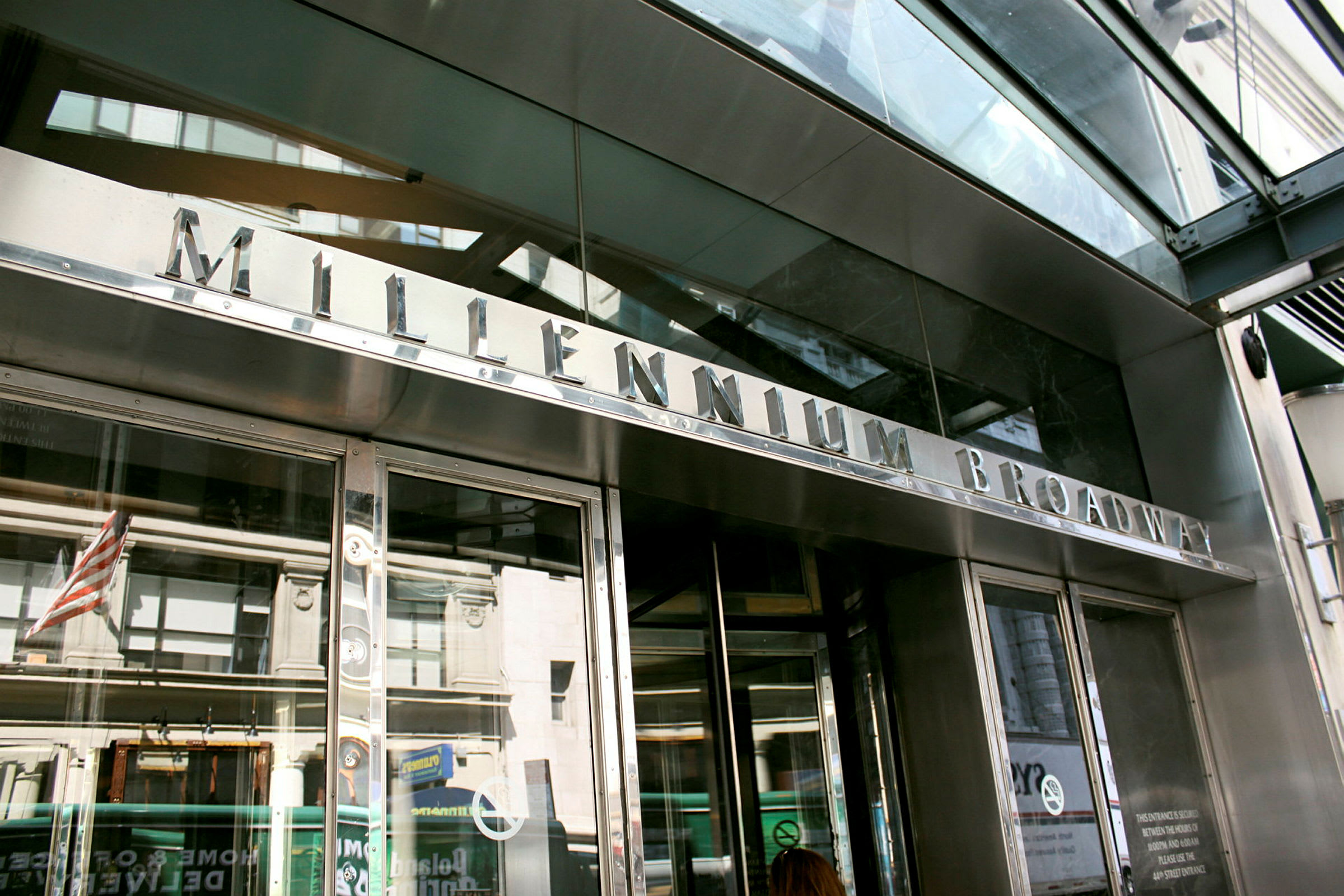 Billede af bygning med skiltet Millennium Broadway ved indgangen. (AI-genereret tekst)