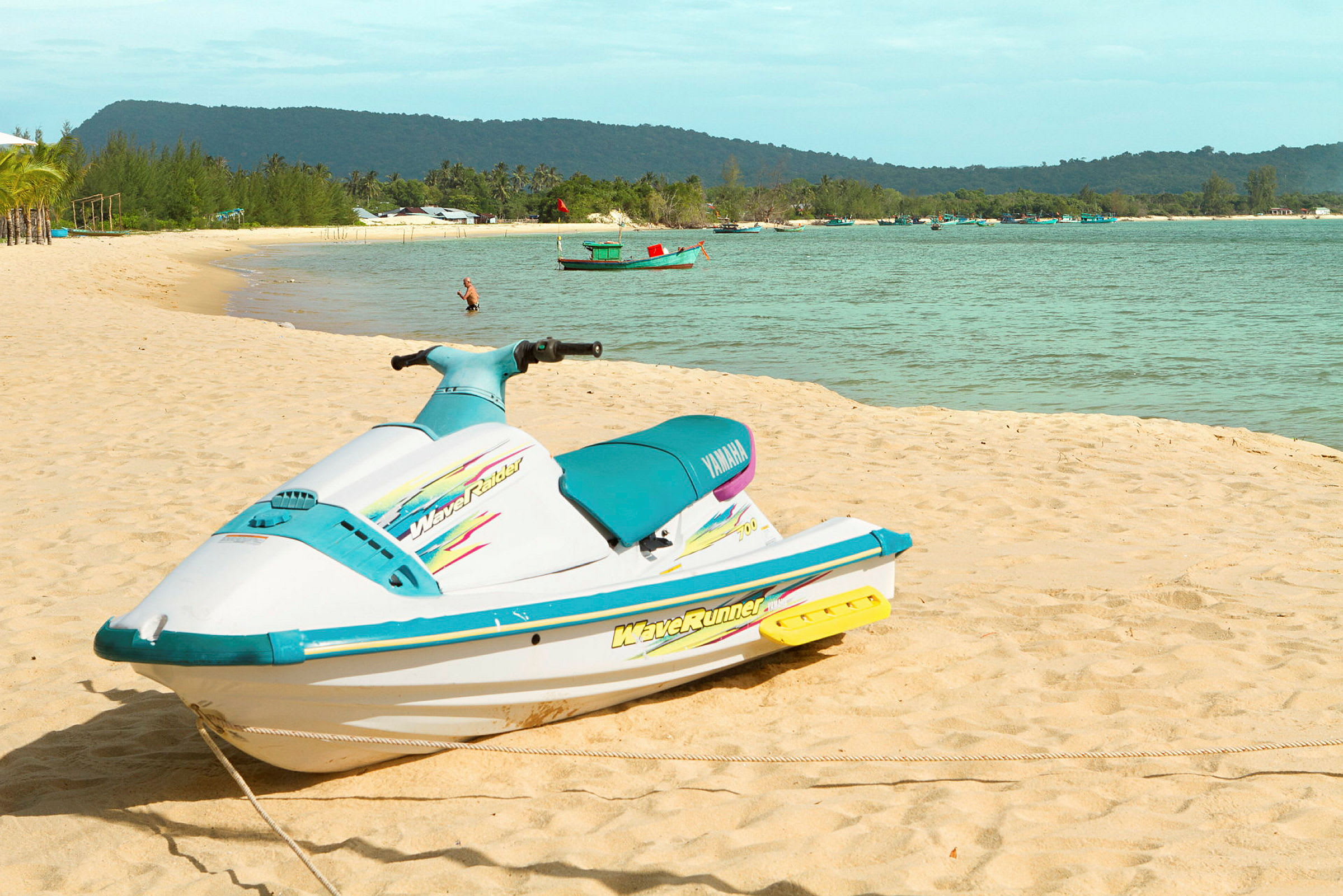 Vandscooter står på en sandstrand tæt på havet. (AI-genereret tekst)