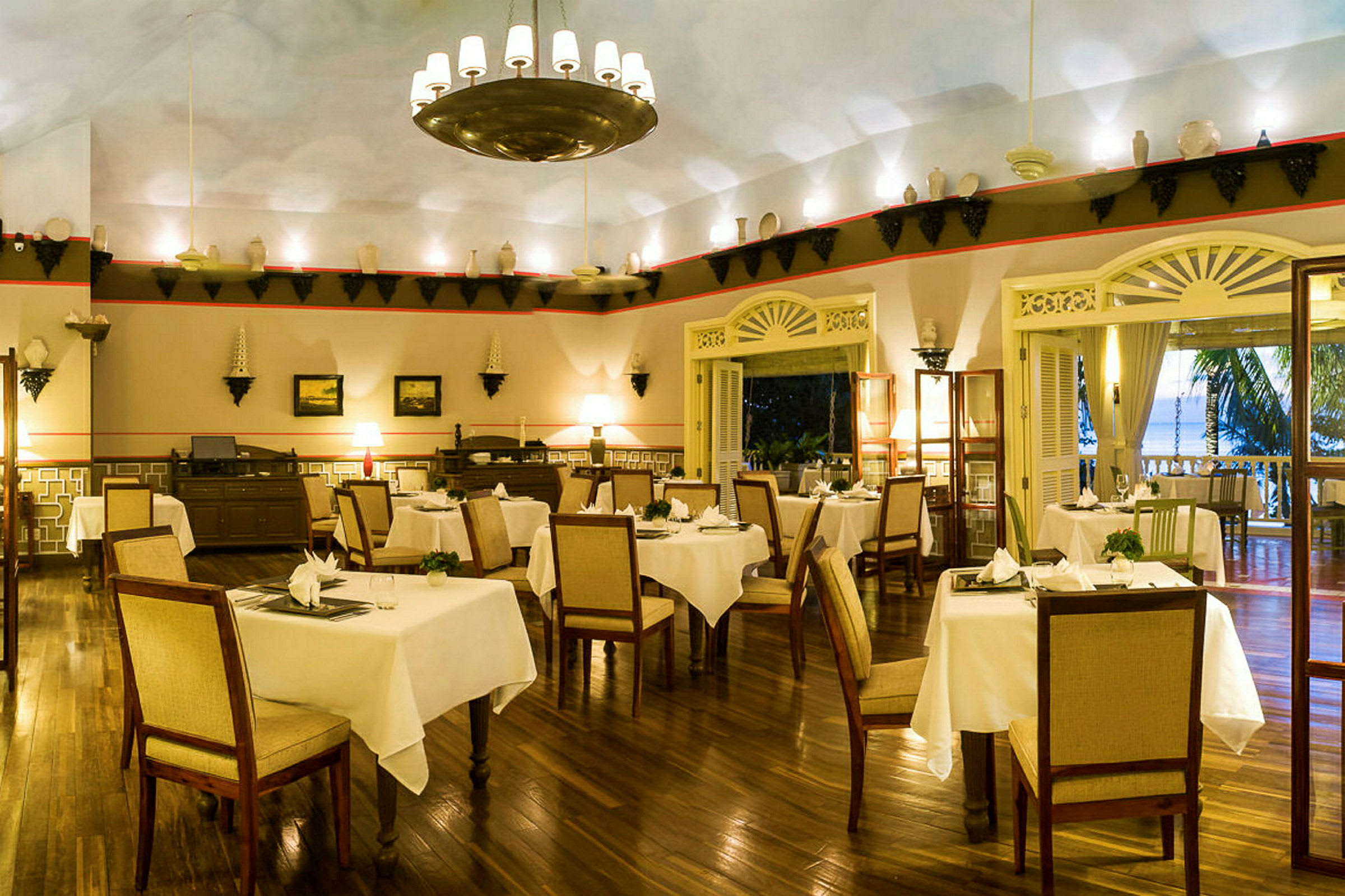 En elegant restaurant med opdækkede borde og stole i en lys og rummelig atmosfære. (AI-genereret tekst)