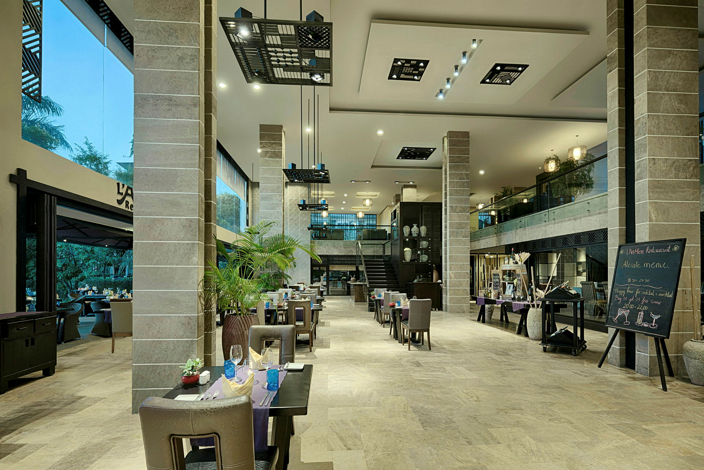 Interiør af en moderne restaurant med store vinduer, elegant indretning, borde og stole. (AI-genereret tekst)
