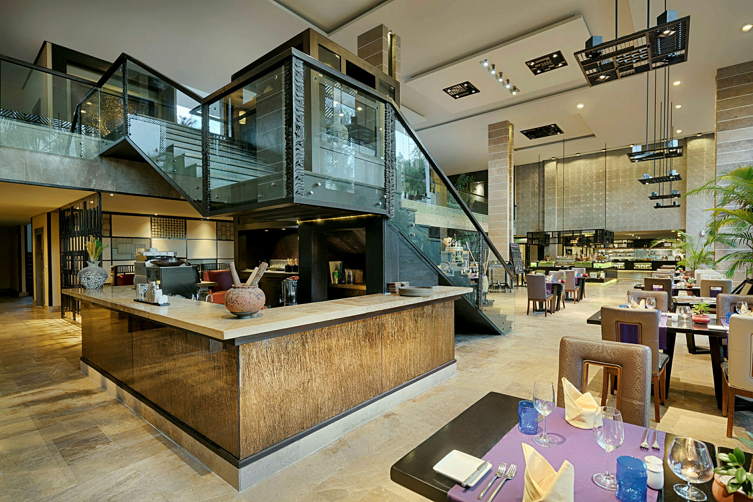 Restaurant med moderne indretning, siddepladser og et åbent køkken. (AI-genereret tekst)