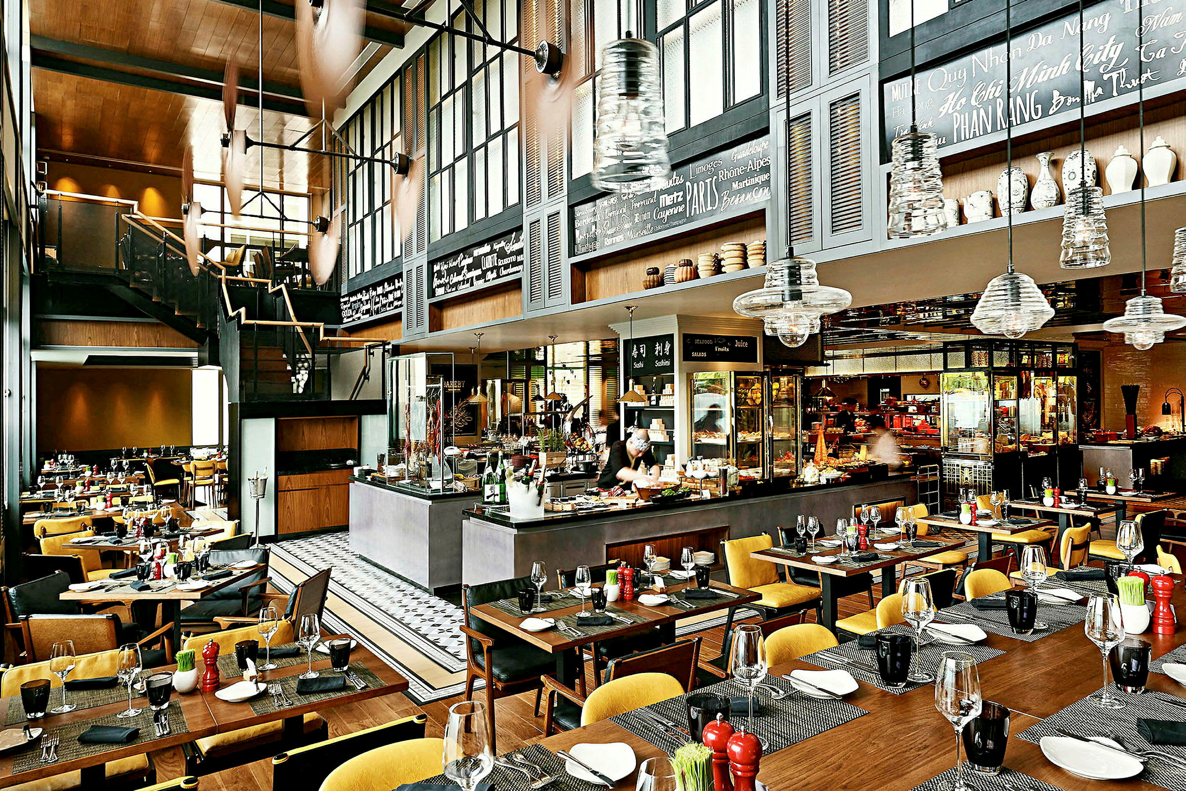 En elegant restaurant med dækkede borde, åbent køkken og moderne interiør. (AI-genereret tekst)