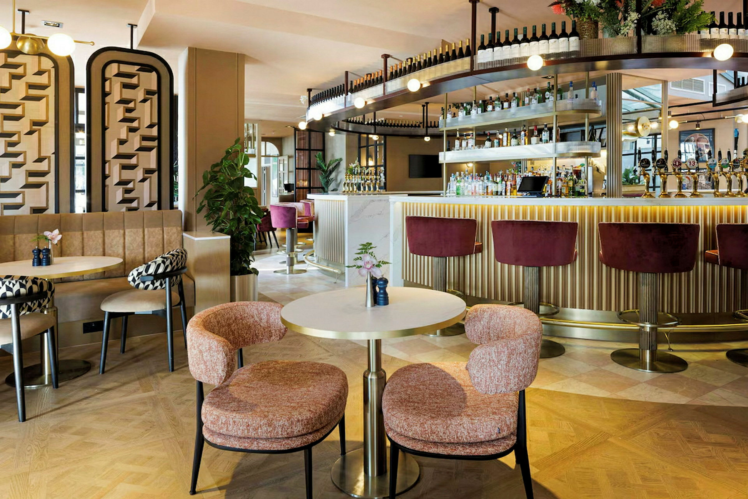 Moderne bar og siddeplads med elegant indretning og varme farver. (AI-genereret tekst)