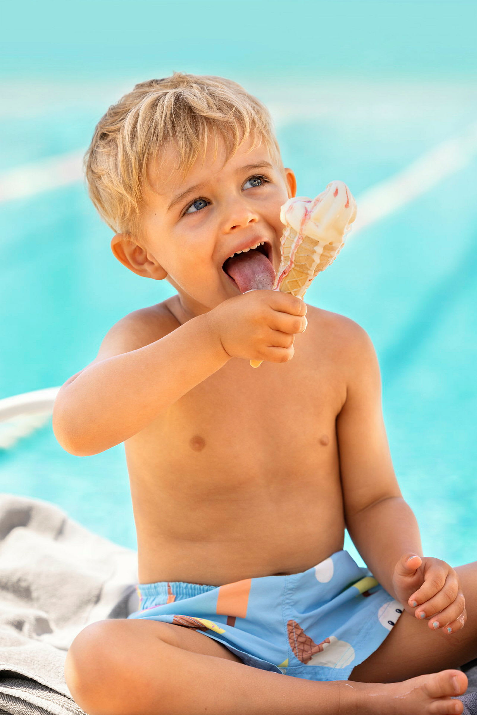 Et barn holder en is ved en pool. (AI-genereret tekst)