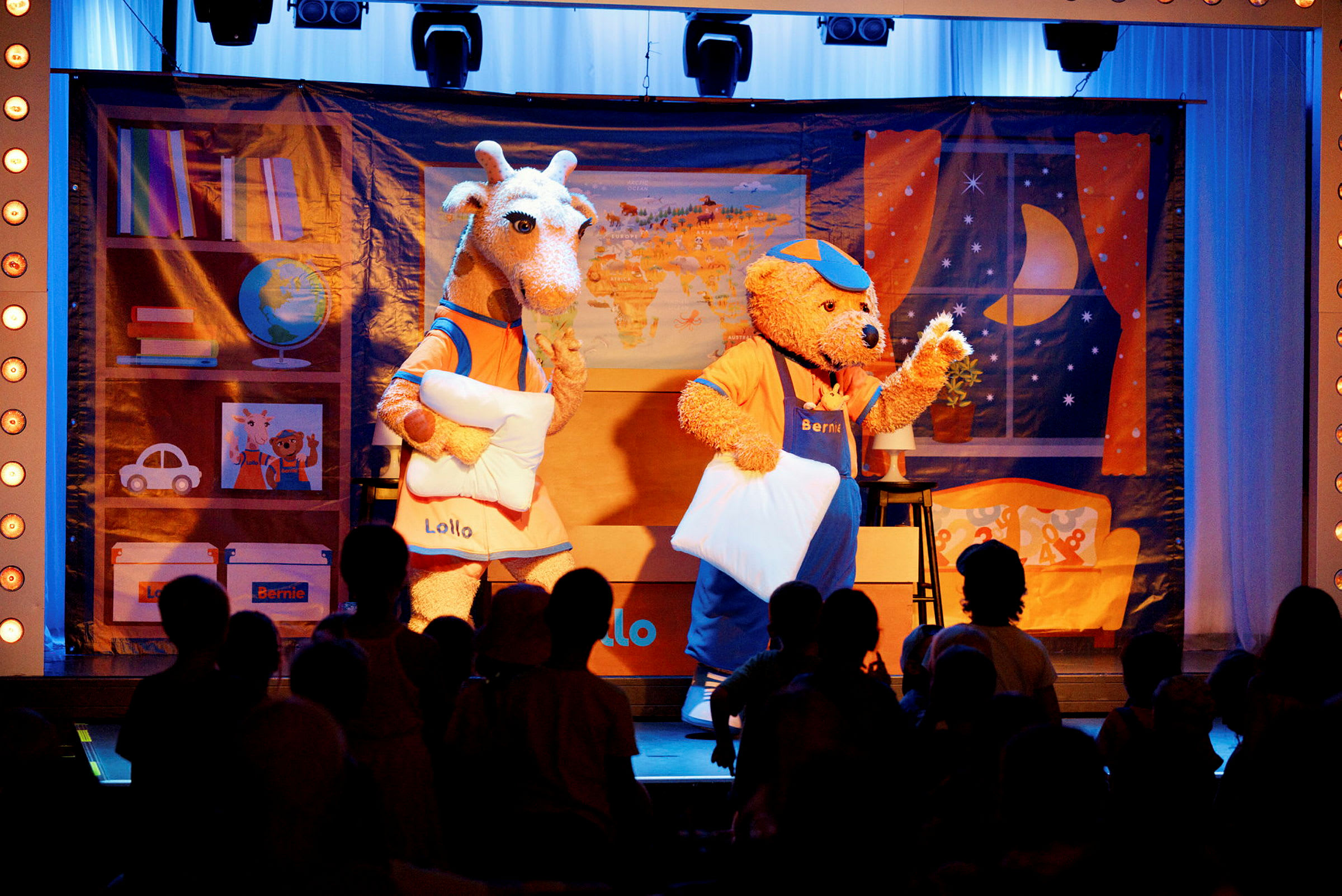 Maskotterne Lollo og Bernie under en sceneforestilling. (AI-genereret tekst)
