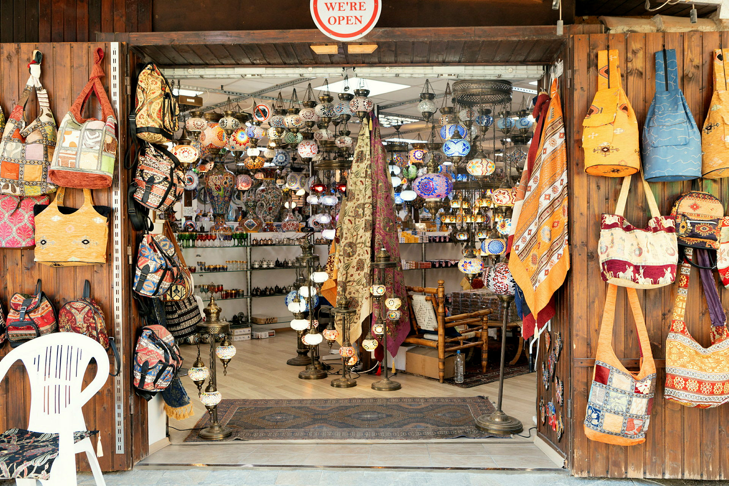 Et billede af en butik, der sælger farverige lamper og tasker. (AI-genereret tekst)